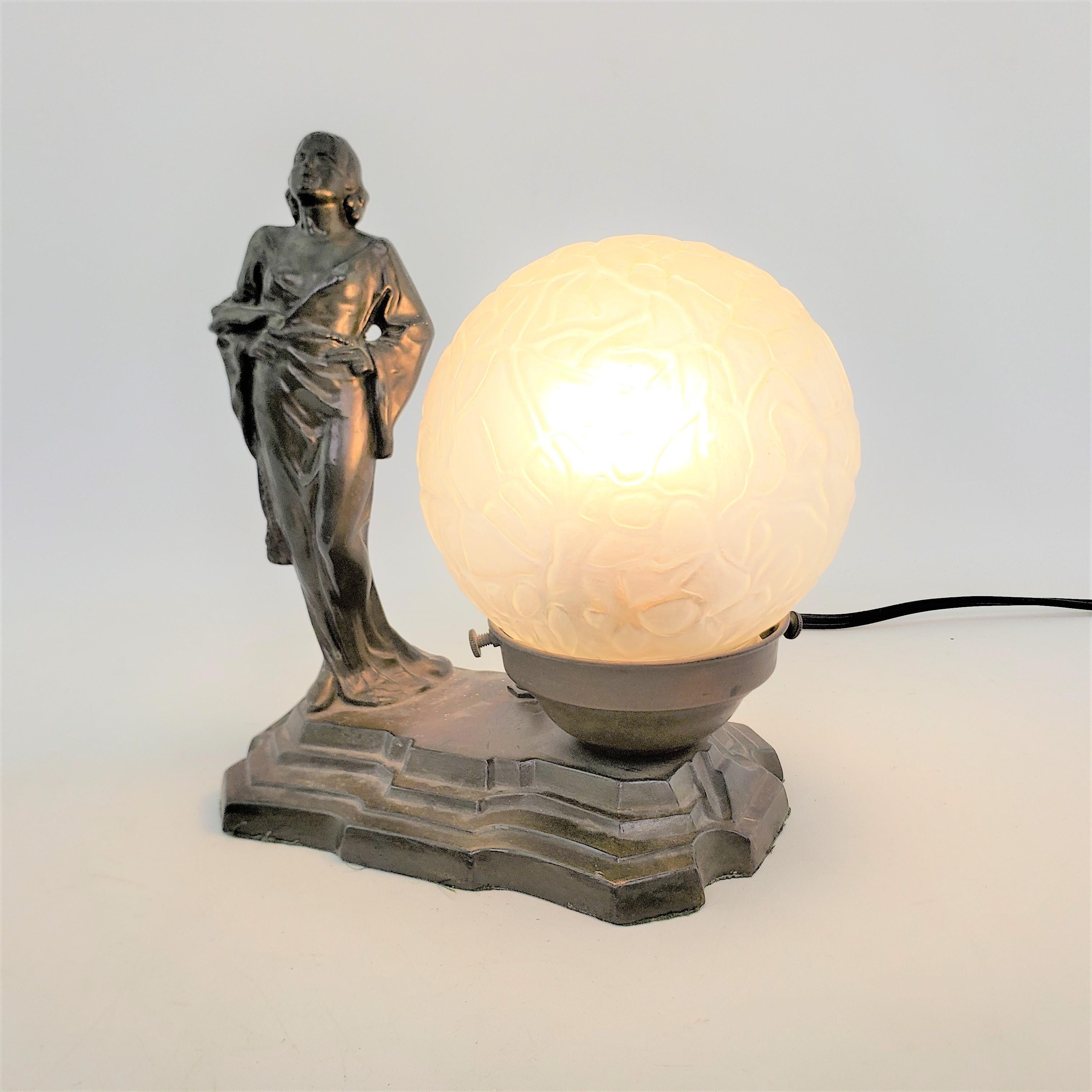 Patinierte Art-Déco-Tischlampe aus Guss und Bronzeguss mit geraffter Frau und originalem Schirm (amerikanisch) im Angebot