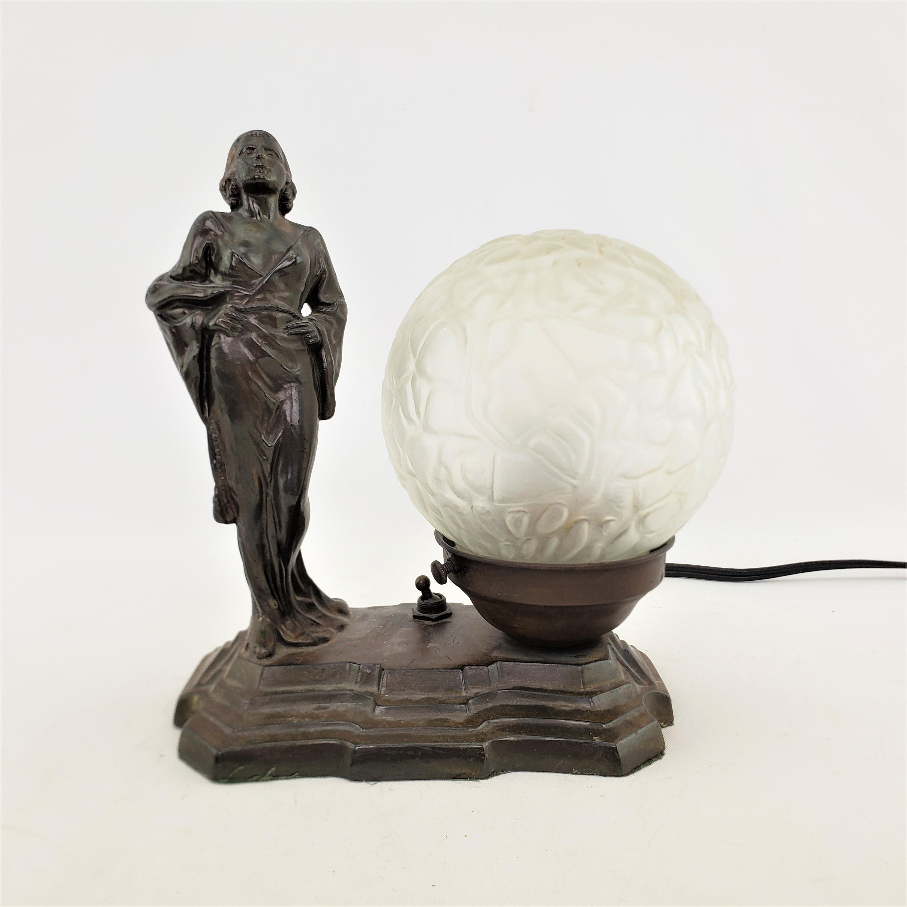 Patinierte Art-Déco-Tischlampe aus Guss und Bronzeguss mit geraffter Frau und originalem Schirm (Gegossen) im Angebot