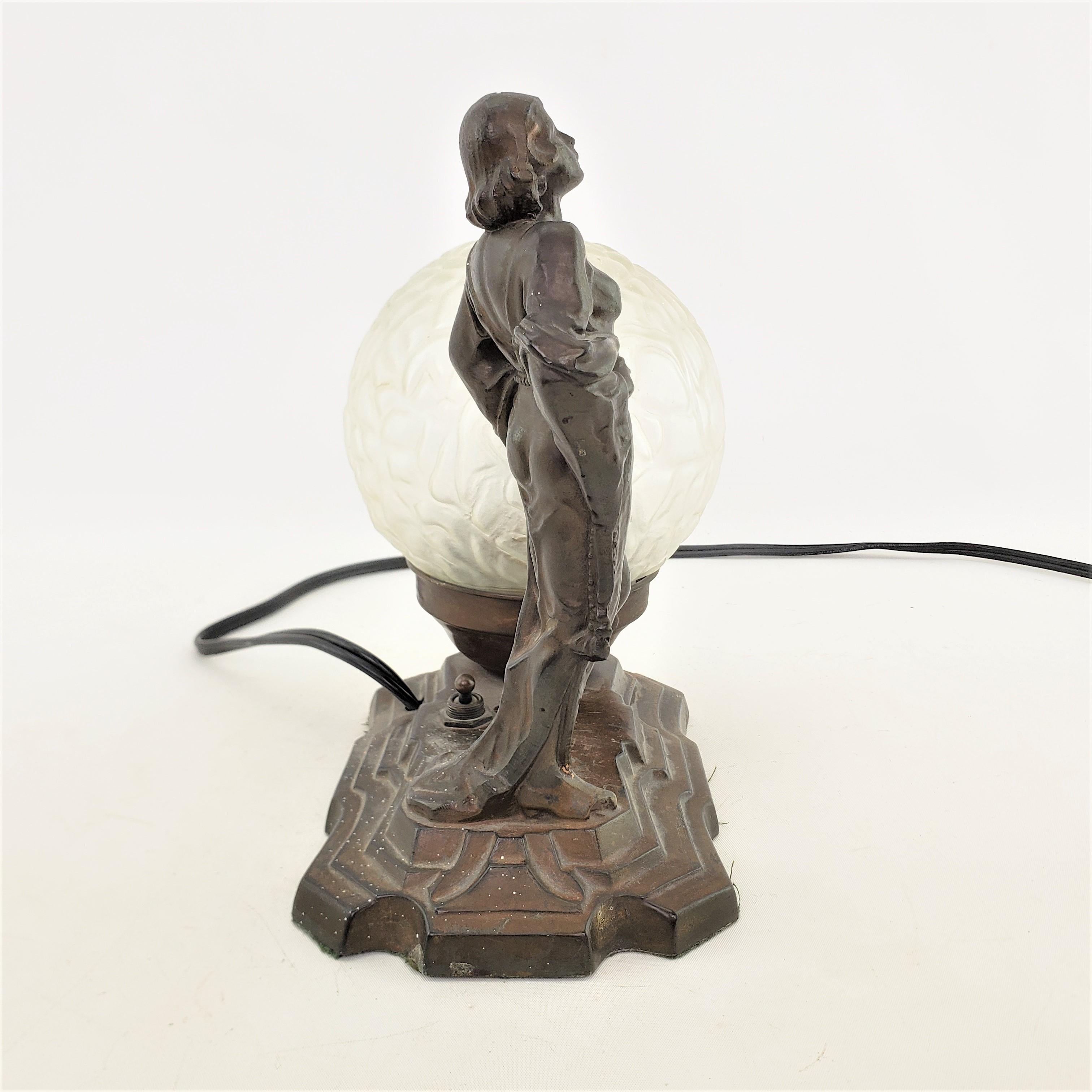 Patinierte Art-Déco-Tischlampe aus Guss und Bronzeguss mit geraffter Frau und originalem Schirm (20. Jahrhundert) im Angebot