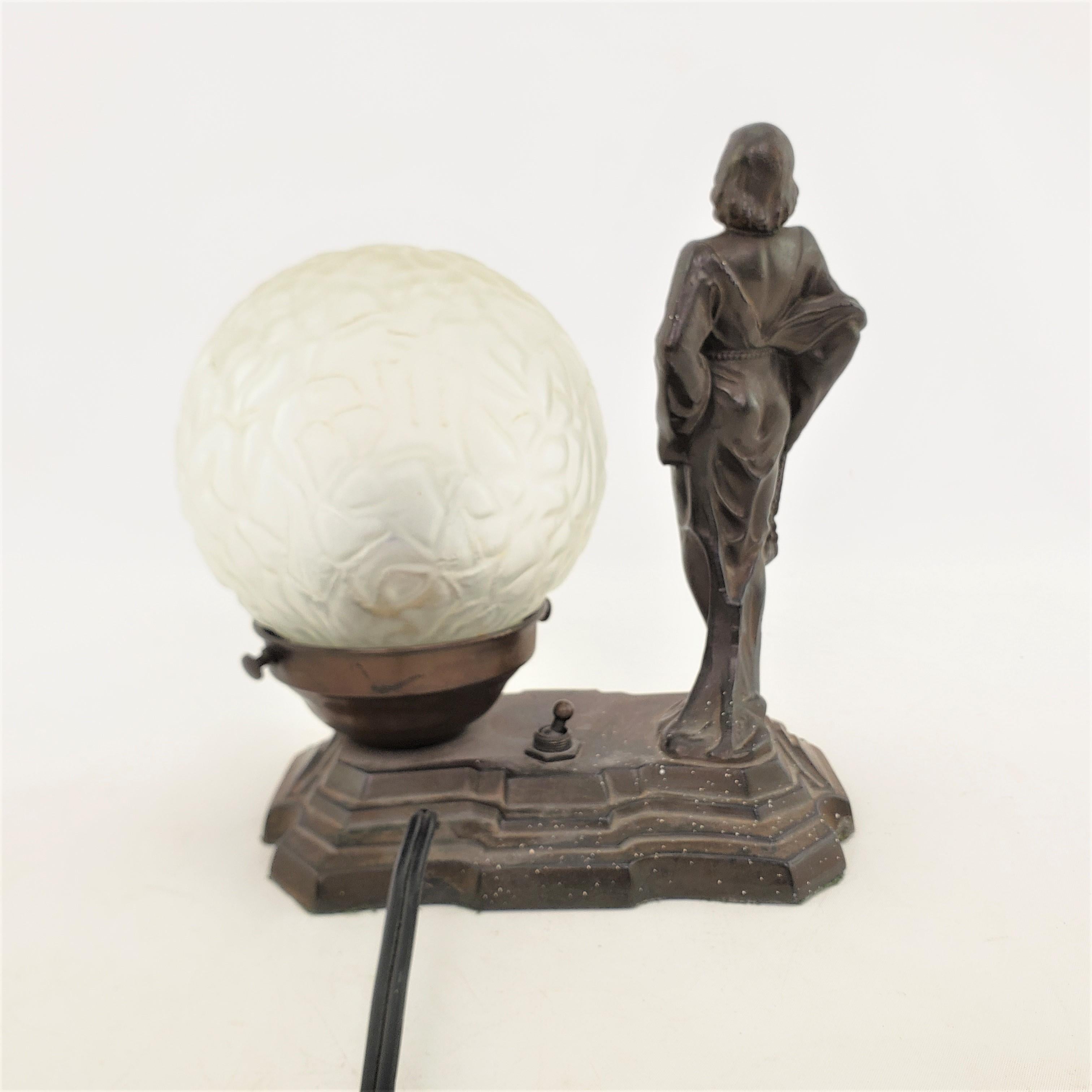 Patinierte Art-Déco-Tischlampe aus Guss und Bronzeguss mit geraffter Frau und originalem Schirm (Zink) im Angebot