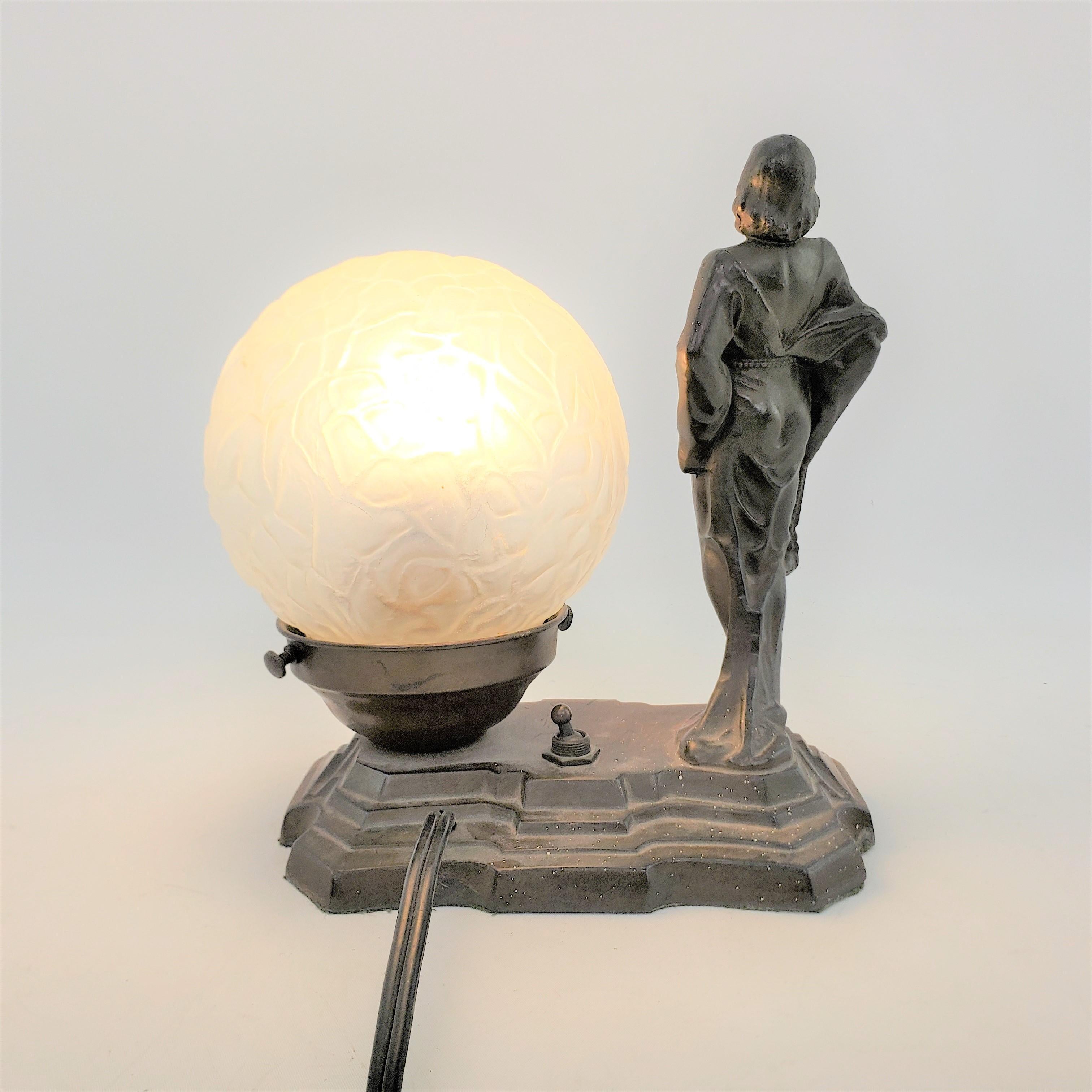 Patinierte Art-Déco-Tischlampe aus Guss und Bronzeguss mit geraffter Frau und originalem Schirm im Angebot 1