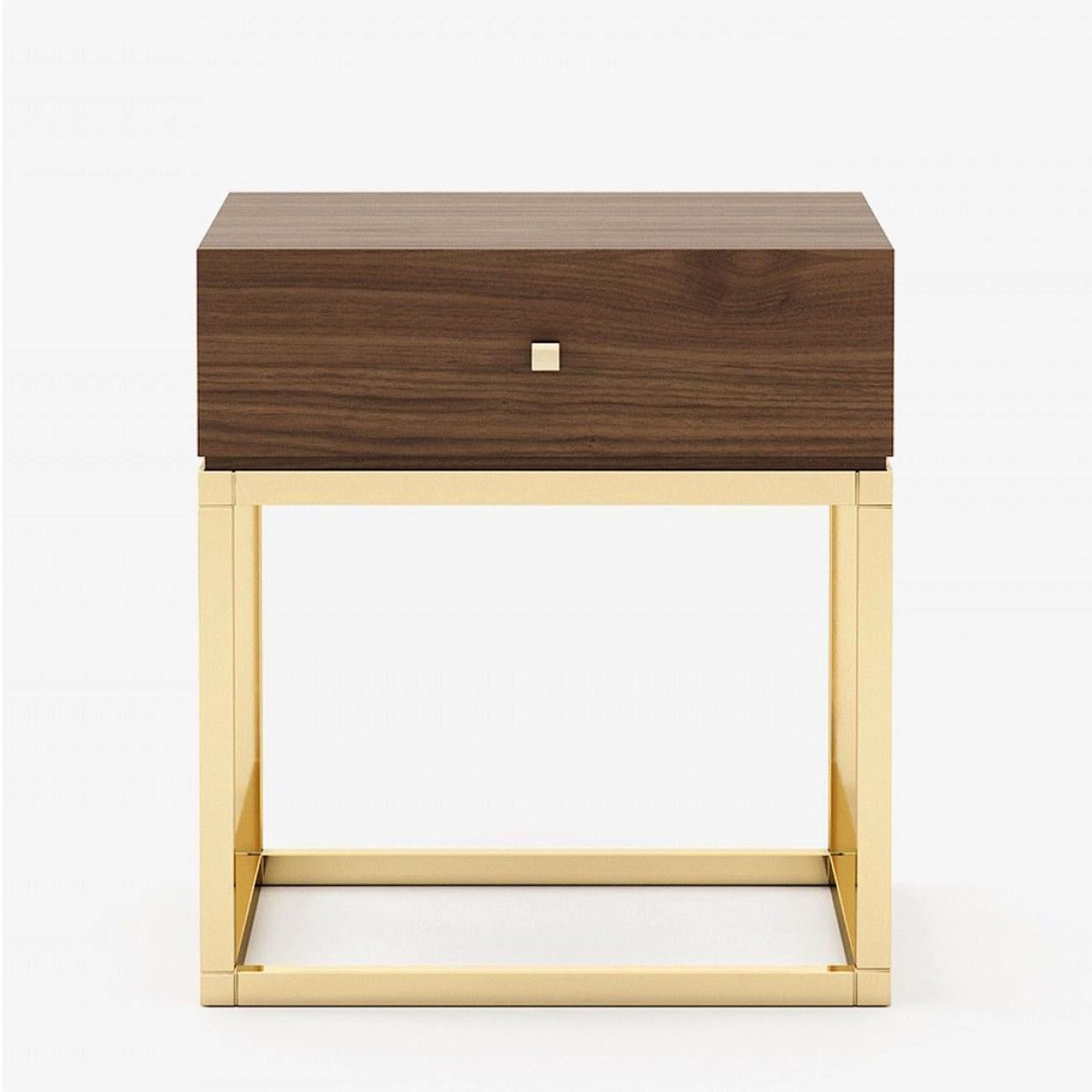 Table d'appoint Tanka Walnut avec structure en bois plaqué en noyer mat,
avec 1 tiroir avec système de glissement facile. Avec une base en acier inoxydable poli. 
et la poignée du tiroir en finition dorée.
Également disponible en placage de chêne