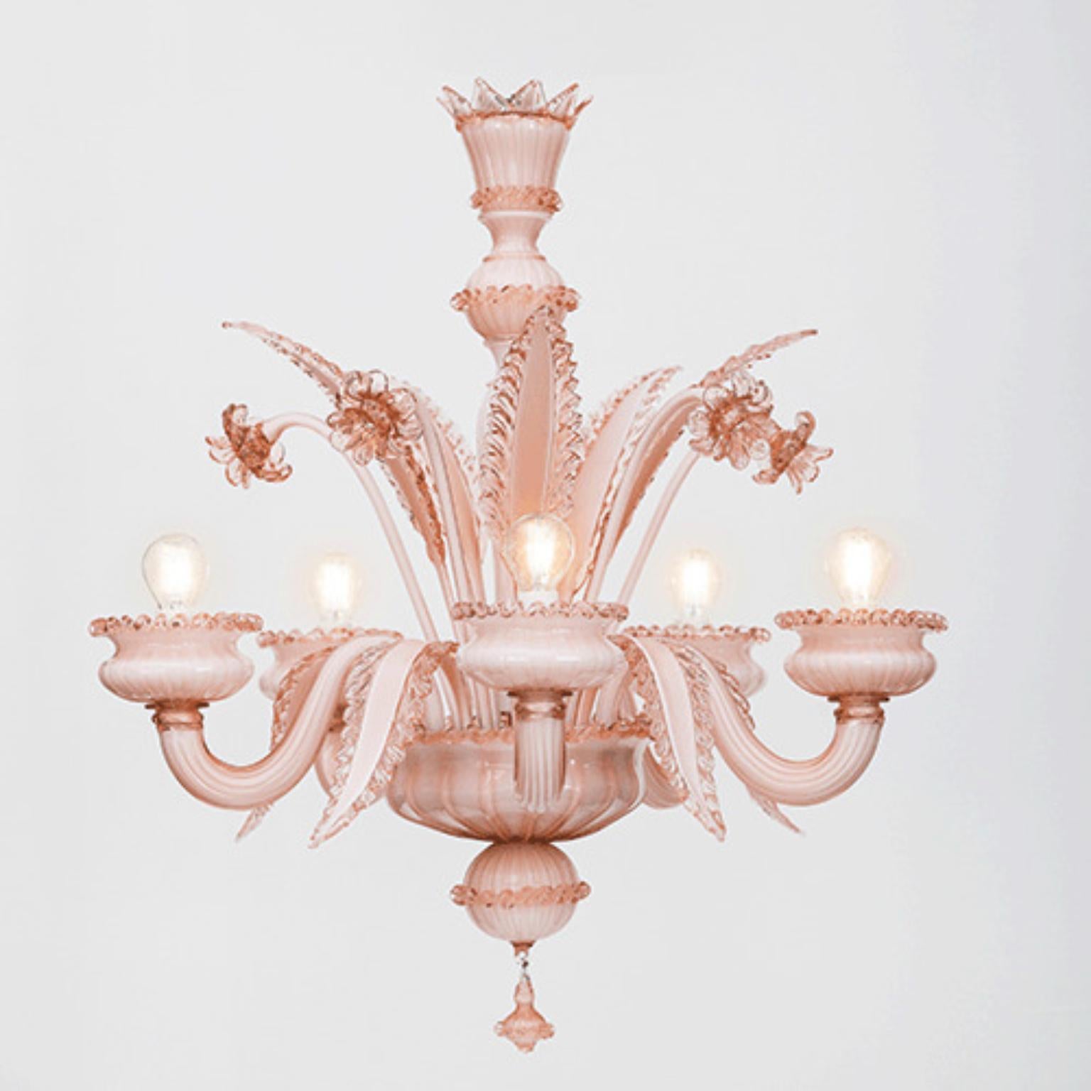 Lampadario Arsenale ARSAPV02 di Mazzega 1946
Dimensioni: D 60 x H 65 cm.
Materiali: Cromo lucido. 
Diffusore: Rosa.
Peso: 007 Kg. 

Le radici di Mazzega1946 affondano a Murano, terra di maestri vetrai che ancora oggi conservano le secolari tecniche