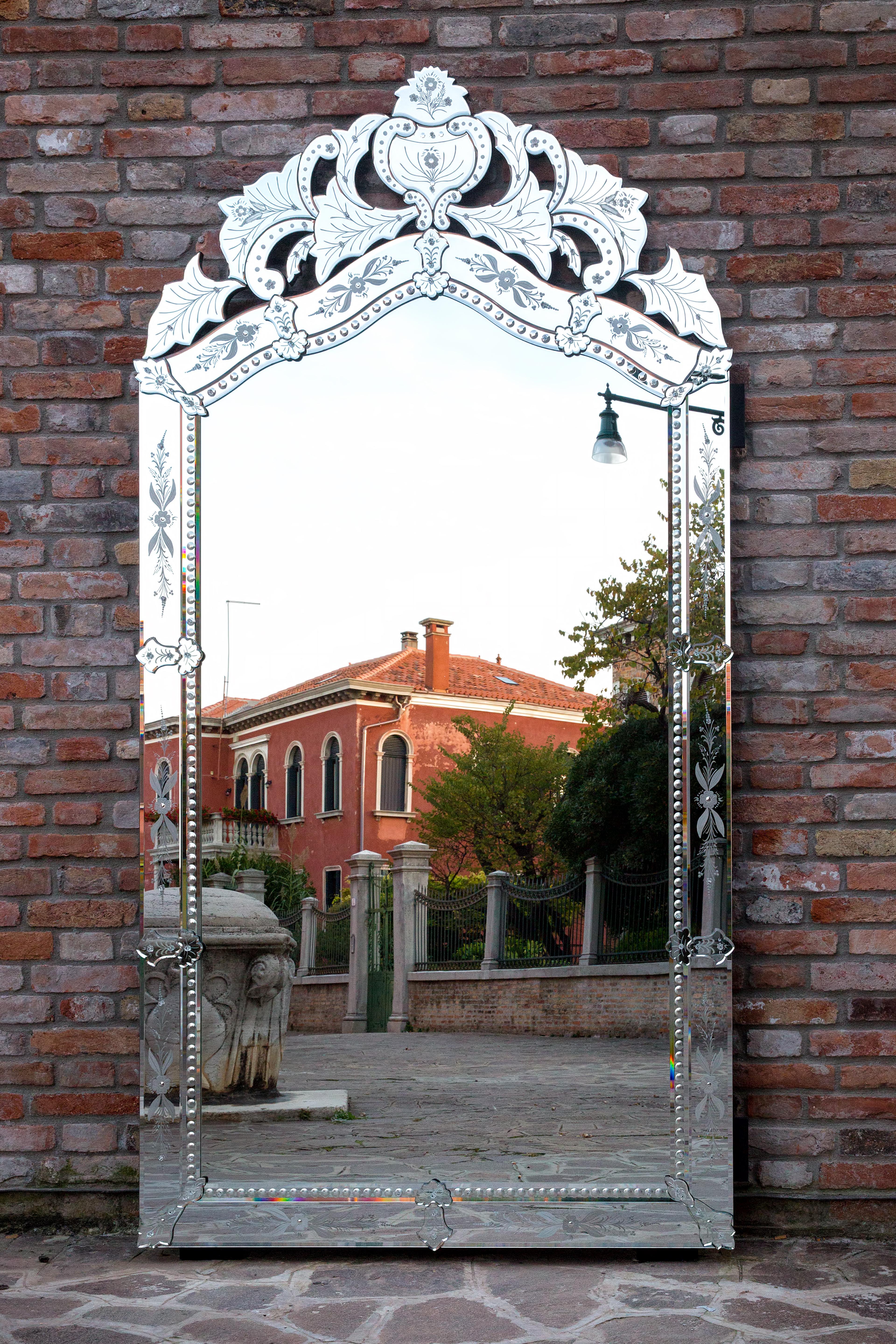 Specchio Veneziano di Lusso a figura intera in vetro di Murano, in stile 800 Francese, realizzato dai Fratelli Tosi nell'isola di Murano, tutto bisellato, inciso, Intagliato e lucidato interamente a mano, l'argentatura in argento puro viene eseguita