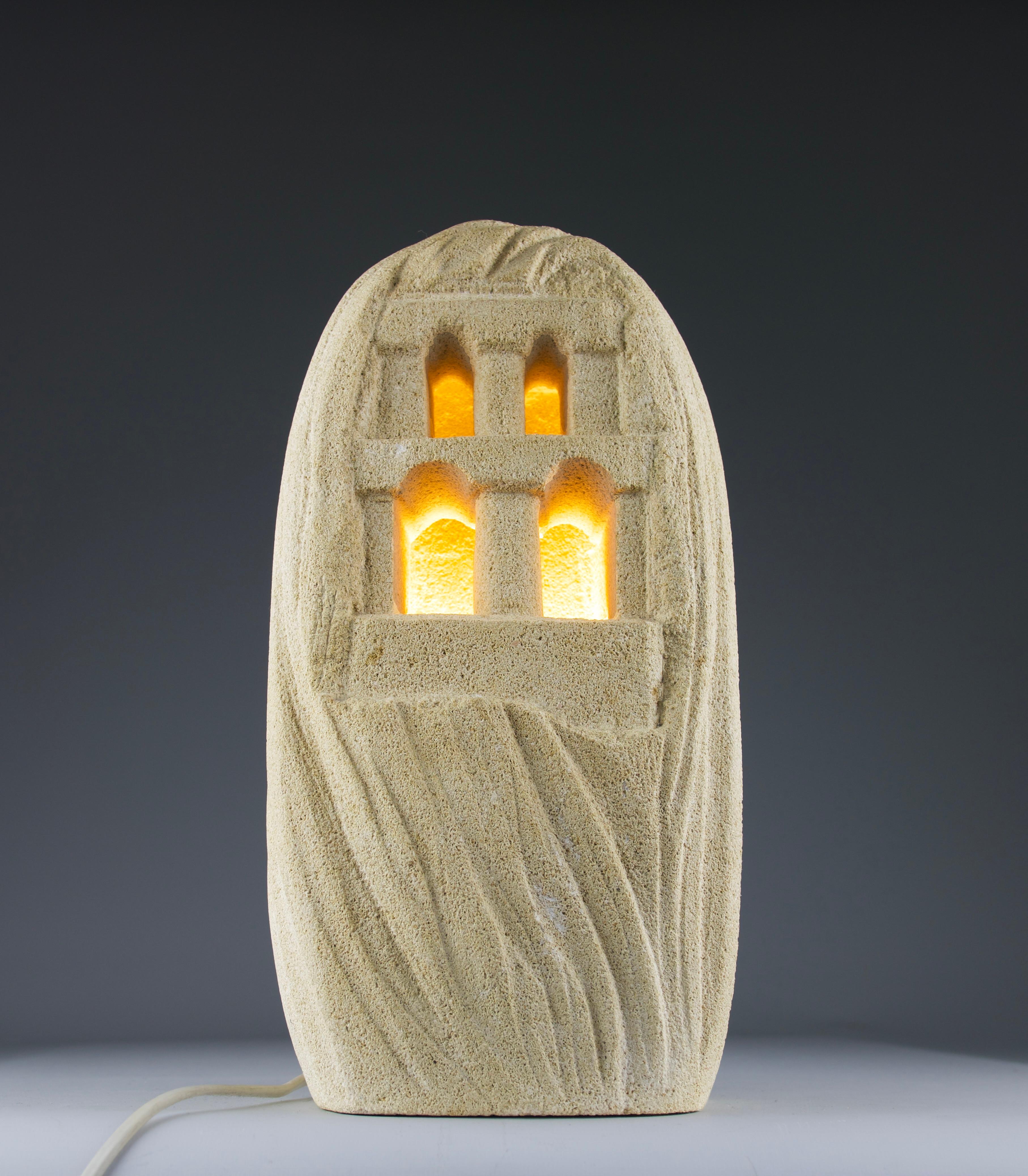 Beautiful Arsène Galisson sandstone lamp made in the 1970s. Decorated with carved architectural arches and lines enrobing the piece. The inside is slightly hollowed out to allow for a lightbulb to be placed.

In good condition.