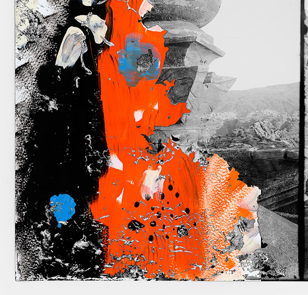 Architecture IV (Petra). De la série The Dis (This) appearance. Photographies - Gris Color Photograph par Arslan Sükan