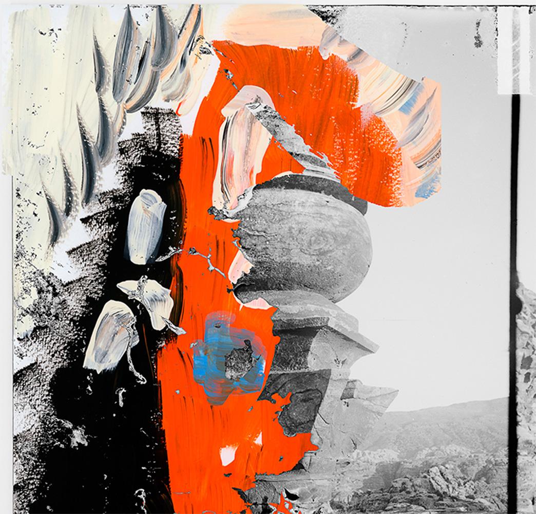 Dis(This) appearance Series Mémoire et transformation convergent dans les dernières œuvres de l'artiste turc Arslan Sükan. L'artiste a sauvé des photographies d'archives du 19e siècle (1890-1920), déformées par la décomposition chimique, et