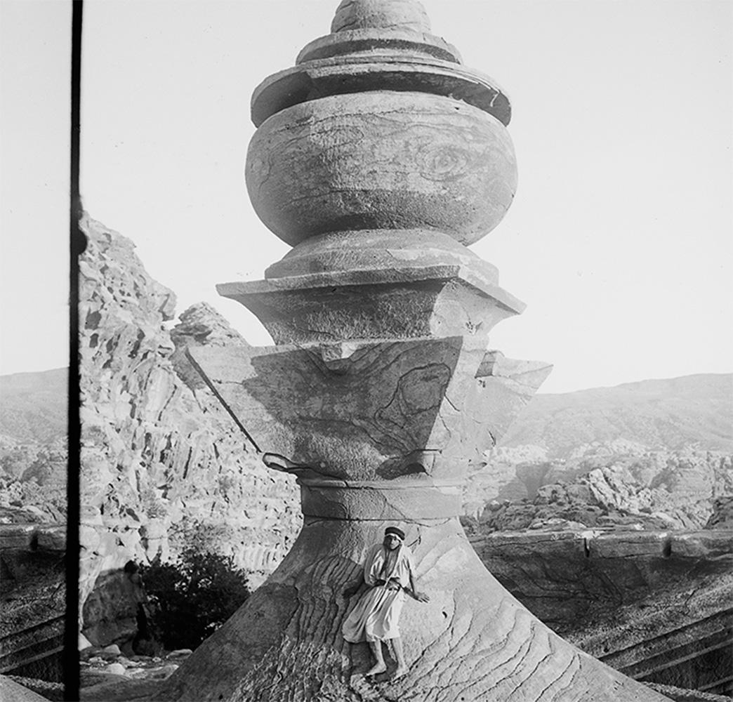 Architecture IV (Petra). De la série The Dis (This) appearance. Photographies en vente 1