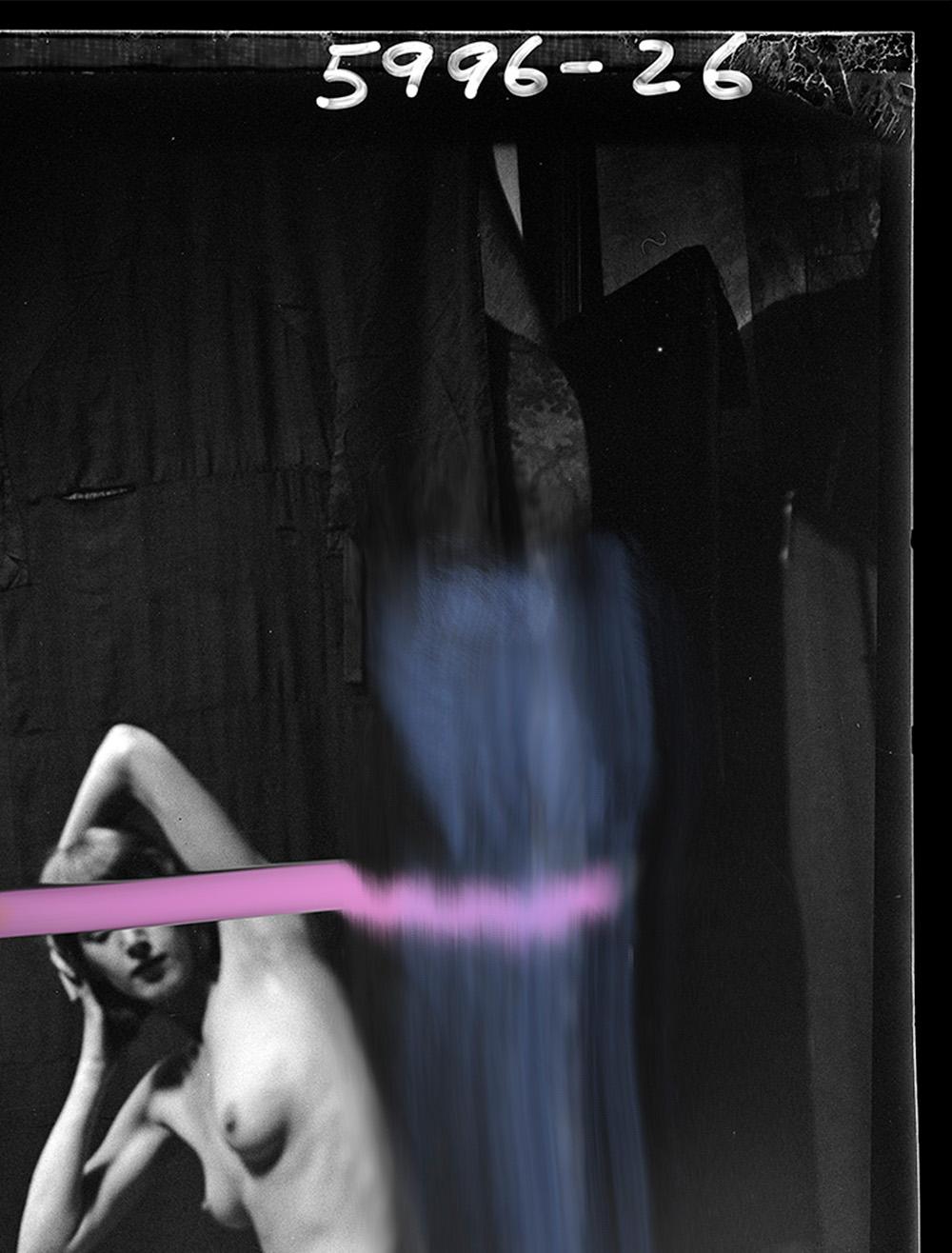 Persone II. Dalla serie The Dis(This) appearance. Fotografia a colori - Photograph di Arslan Sükan