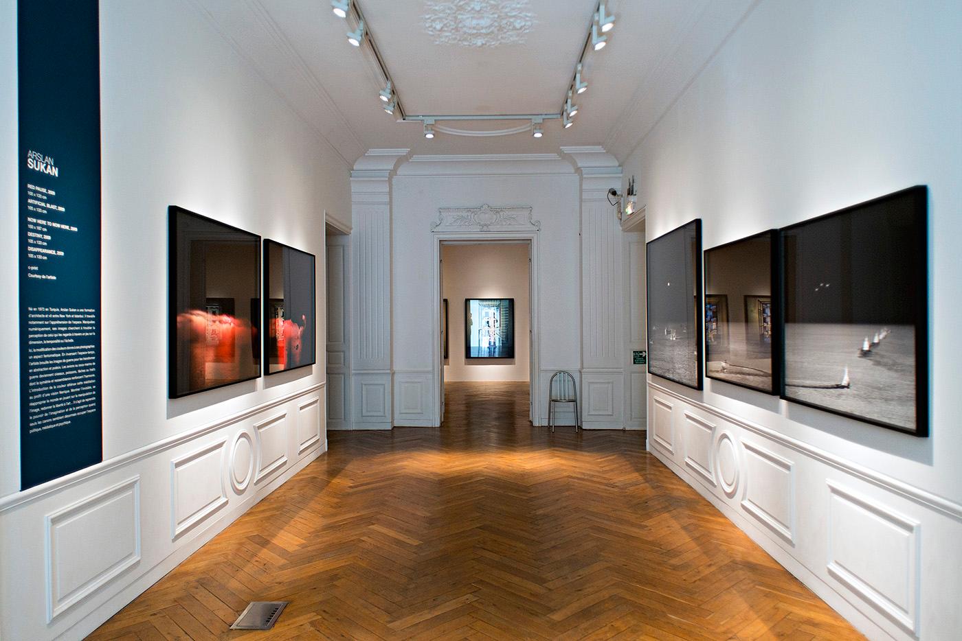 Red Pause, 2009, aus der Serie „The Series Of While You Are Sleeping“ (Schwarz), Color Photograph, von Arslan Sükan