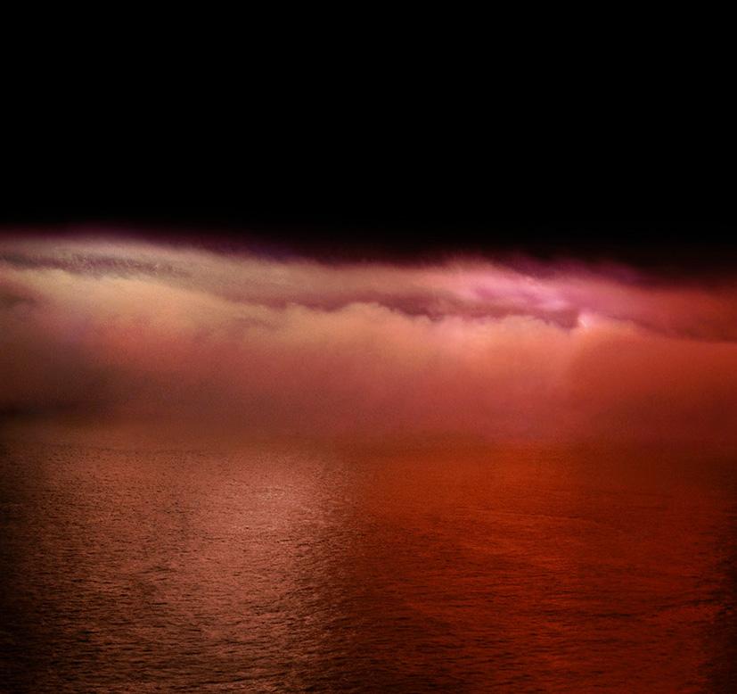 Pause rouge et explosion artificielle, diptyque. De la série While You Are Sleeping - Abstrait Photograph par Arslan Sükan