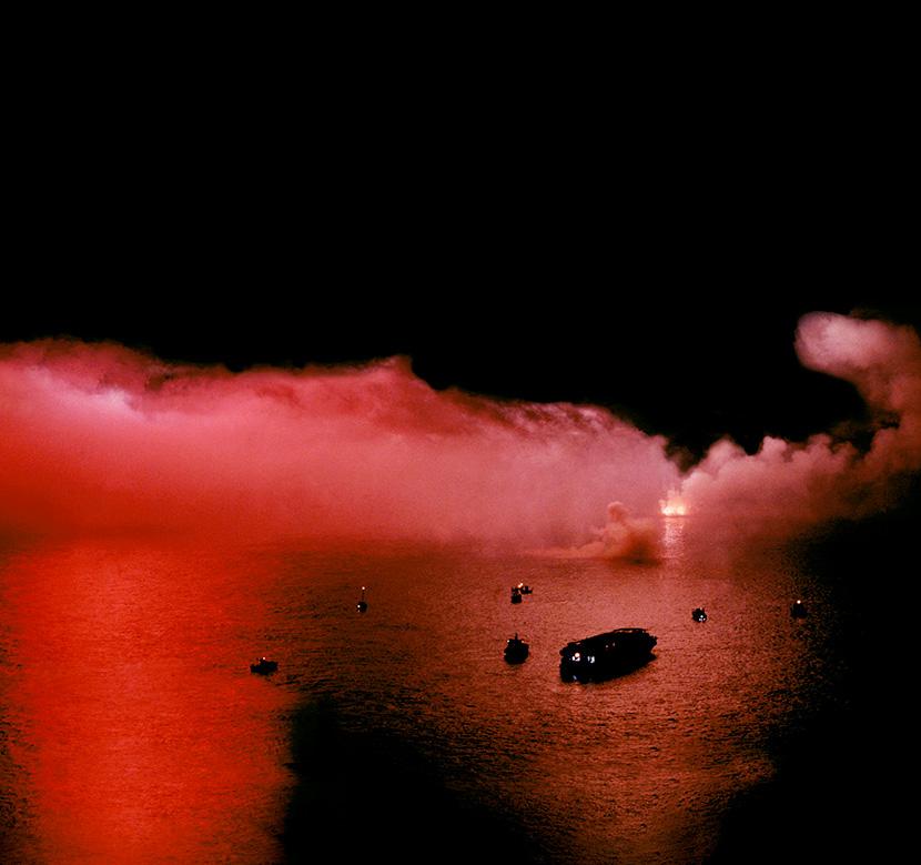 Dans ses travaux sur les paysages marins, Sukan manipule son imagerie liée aux tensions constantes entre la saisie mentale de la spécificité et la représentation. Le fait qu'il commence à prendre ses photos au-dessus du niveau de la mer