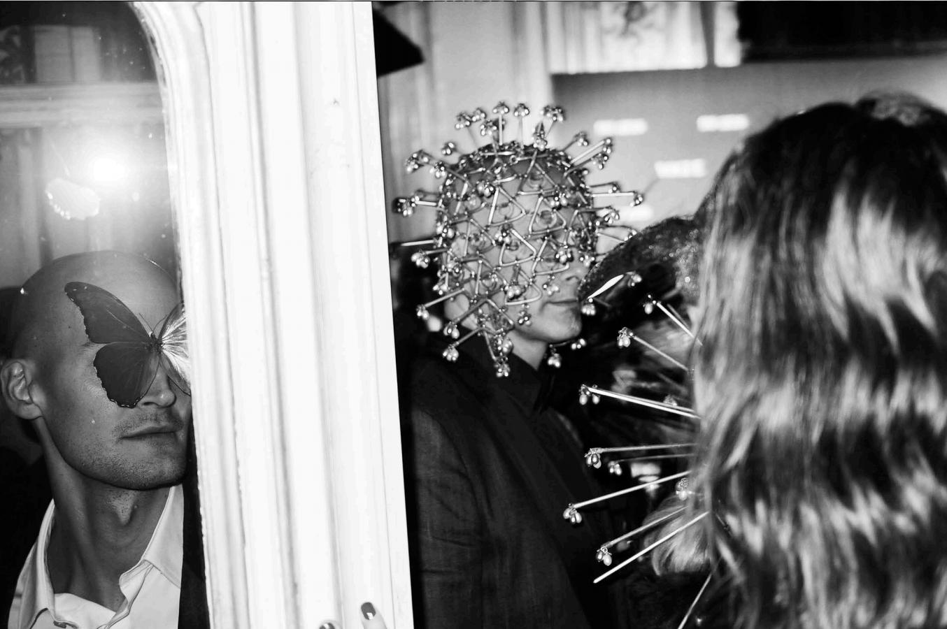 Arslan Sükan Figurative Photograph – Untitled 12 Paris, aus der Serie La Notte. Schwarz-Weiß-Fotografie