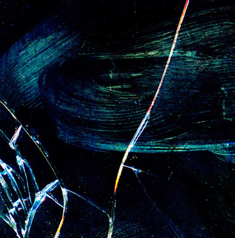 Unbenannt 13,  Aus der Serie „ While You Are Surfing“ (Schwarz), Color Photograph, von Arslan Sükan