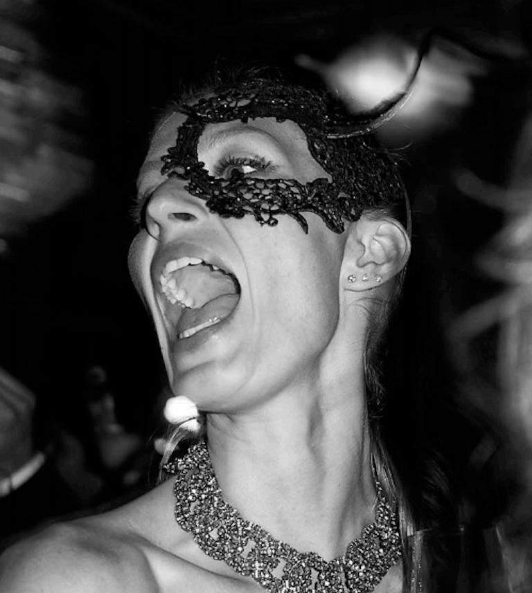 Sans titre 14 (Paris), de la série  La Notte, moyen - Photograph de Arslan Sükan