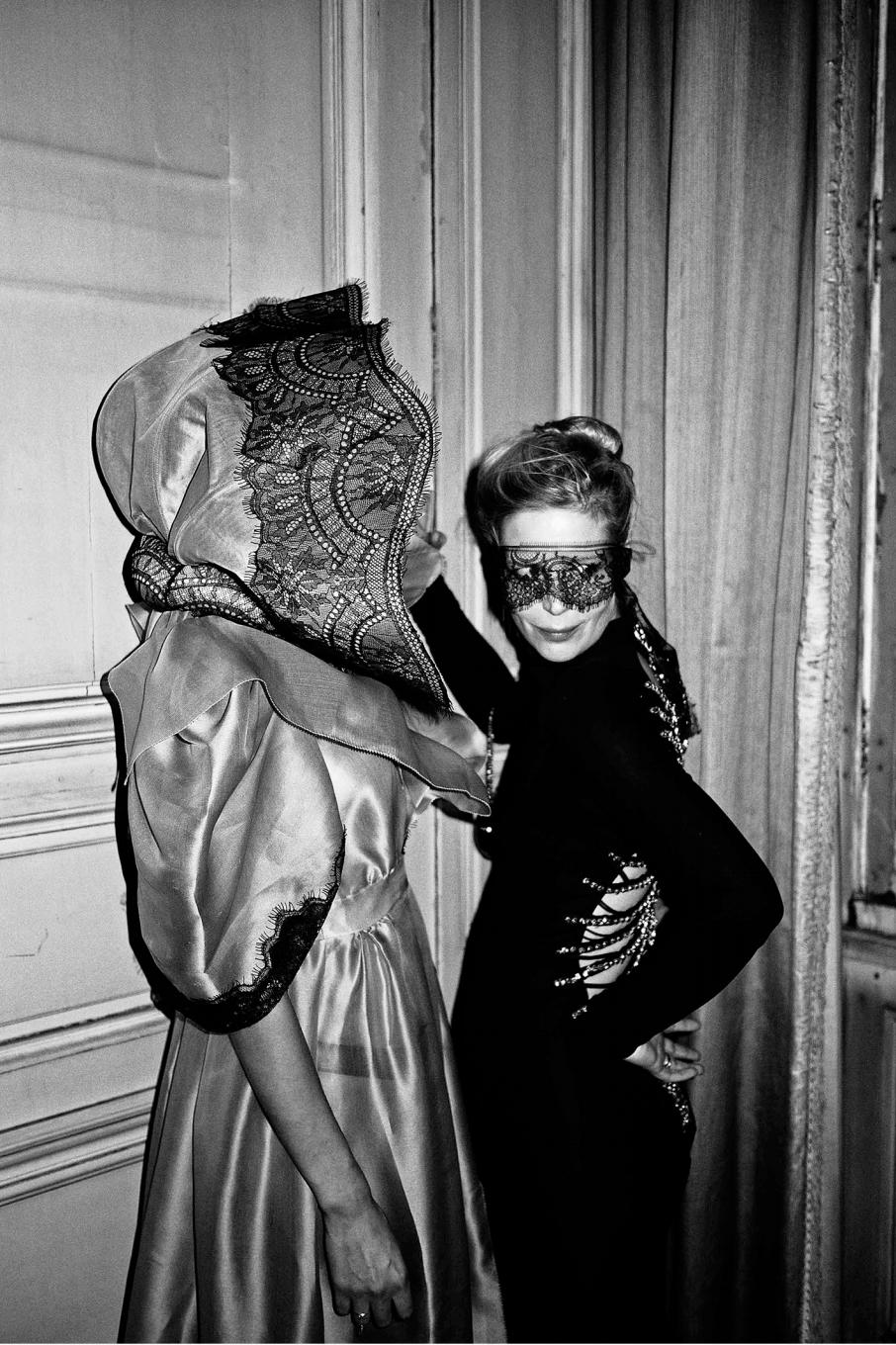 Black and White Photograph de Arslan Sükan - Sin título 15 París, De la serie  La Notte,  Fotografía en blanco y negro