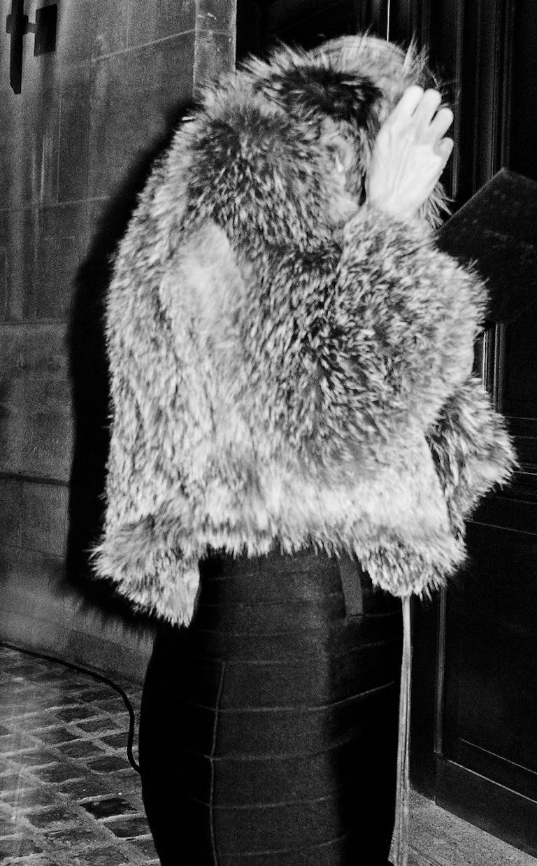 Sin título 17 París, De la serie La Notte, Fotografía en blanco y negro - Portrait Photograph Negro de Arslan Sükan