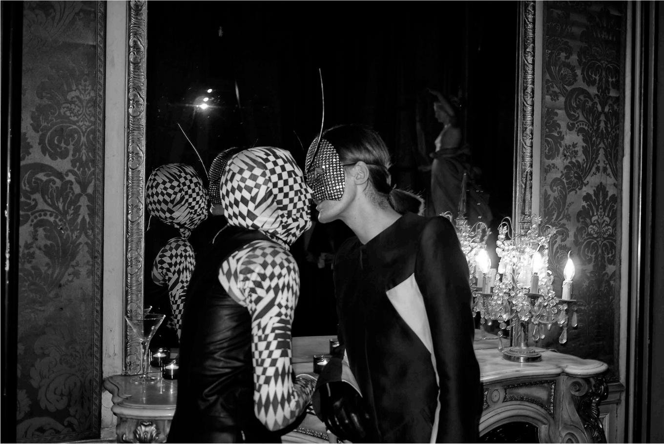 Black and White Photograph de Arslan Sükan - Sin título 2 París, De la serie La Notte. Fotografía en blanco y negro