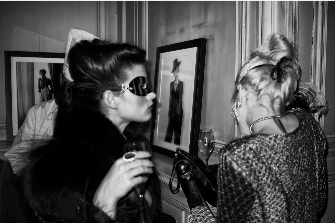 Figurative Photograph de Arslan Sükan - Sin título 28, París, De la serie La Notte. Fotografía en blanco y negro