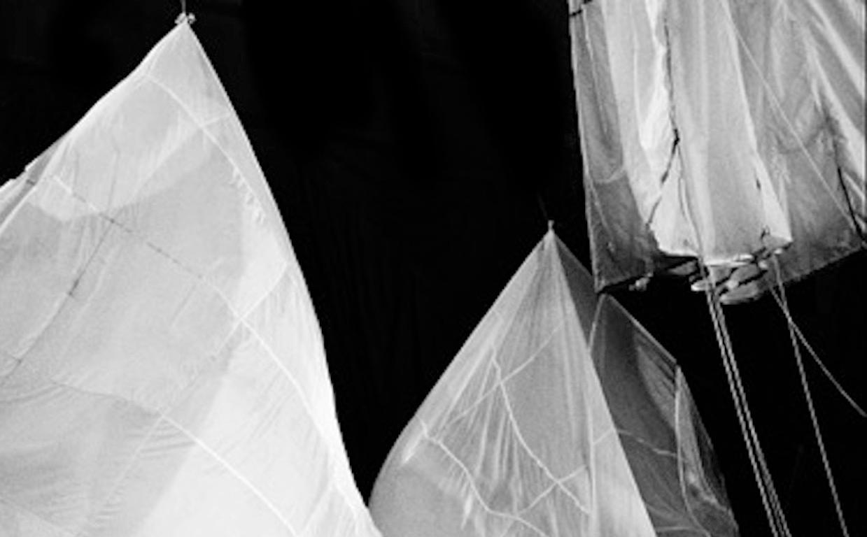 Ohne Titel 3, Alexander McQueen. 2005, Medium, Schwarz-Weiß-Archivaldruck (Grau), Figurative Photograph, von Arslan Sükan