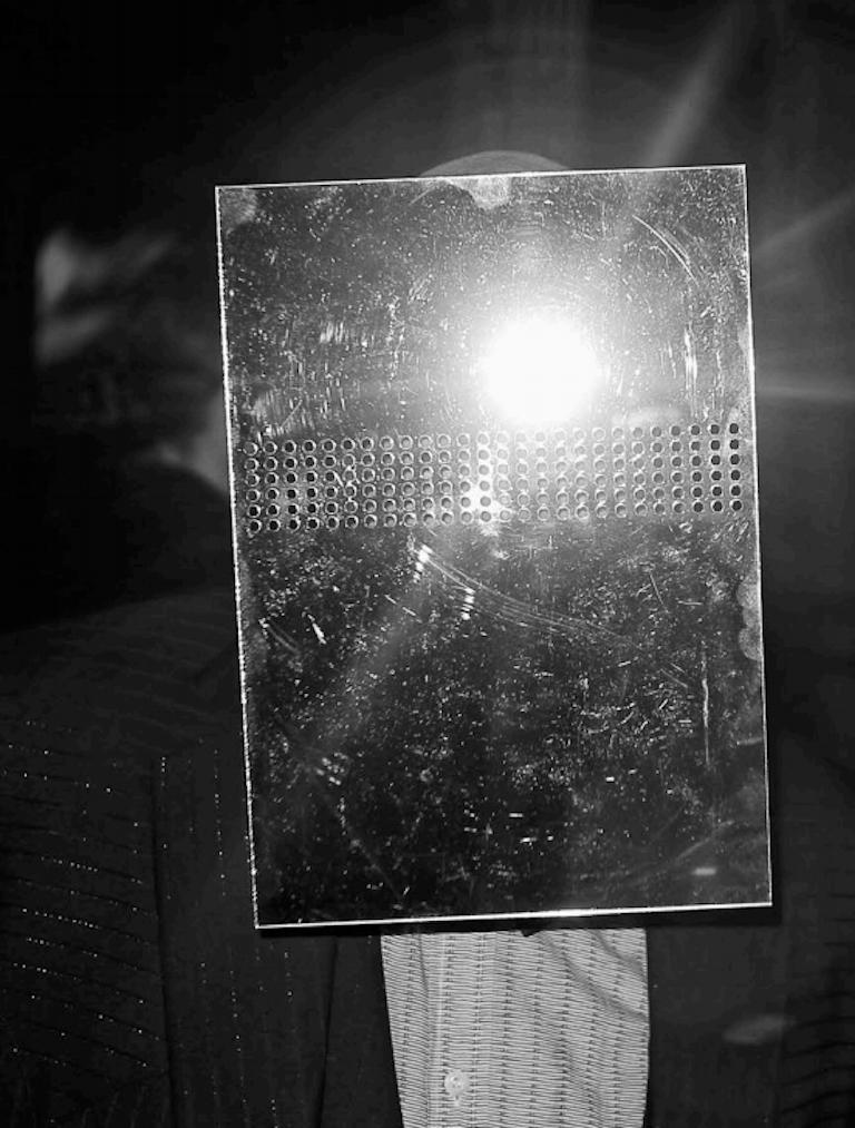 Ohne Titel 31 Paris, aus der Serie La Notte, Schwarz-Weiß-Fotografie (Zeitgenössisch), Photograph, von Arslan Sükan