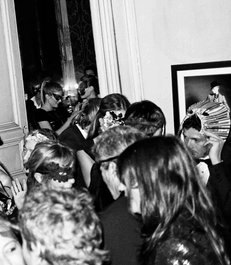 Senza titolo 32(Parigi, Dalla serie La Notte. Fotografia in bianco e nero - Photograph di Arslan Sükan