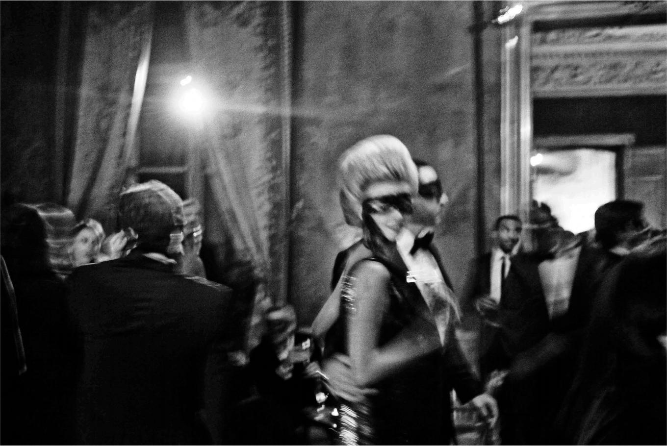 Arslan Sükan Portrait Photograph – Ohne Titel 4 Paris, aus der Serie La Notte, Schwarz-Weiß-Fotografie