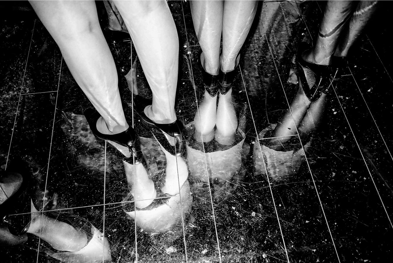 Arslan Sükan Figurative Photograph – Ohne Titel 6 Paris aus der Serie La Notte,  Schwarz-Weiß-Fotografie