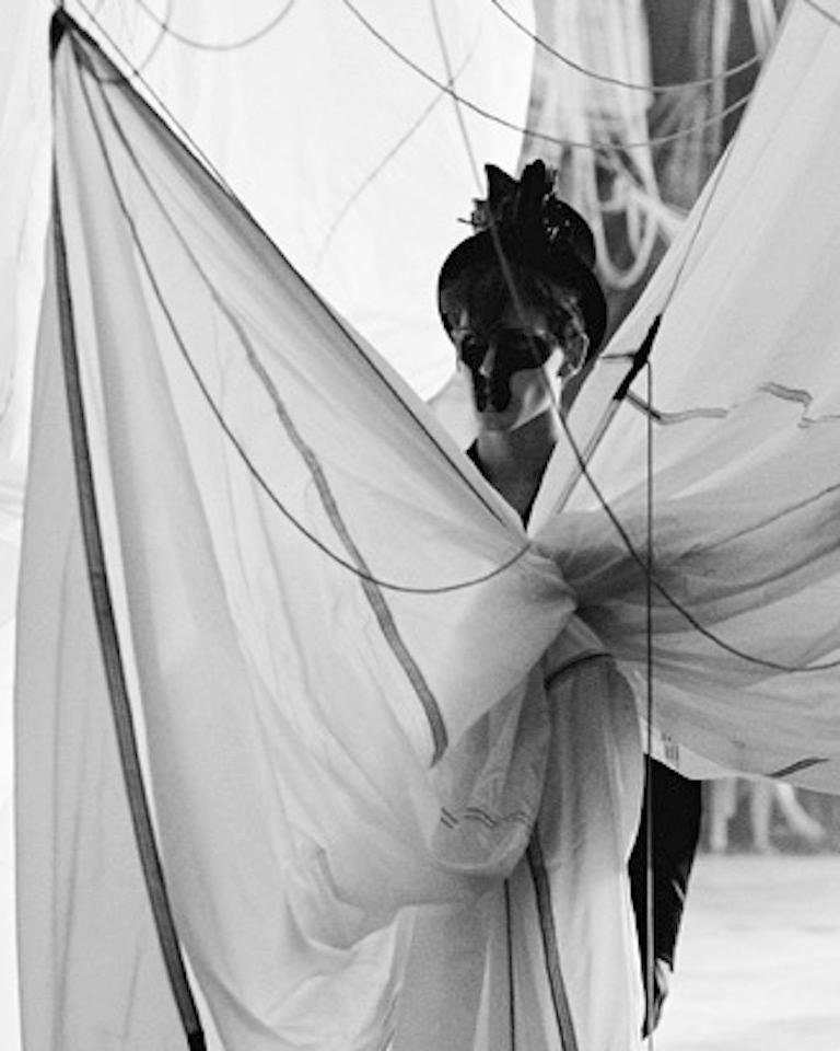 Sans titre 71, Alexander McQueen.  Photographie de mode en noir et blanc - Gris Black and White Photograph par Arslan Sükan
