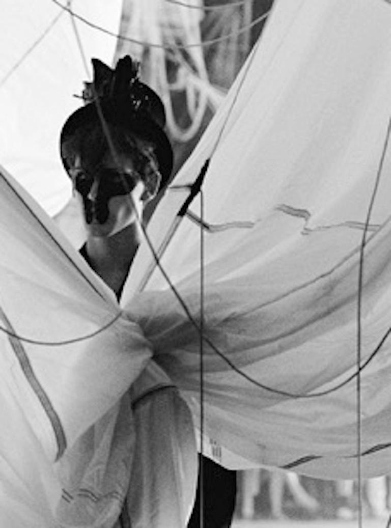 Ohne Titel 71, Alexander McQueen.  Schwarz-Weiß-Fotografie der Mode (Zeitgenössisch), Photograph, von Arslan Sükan