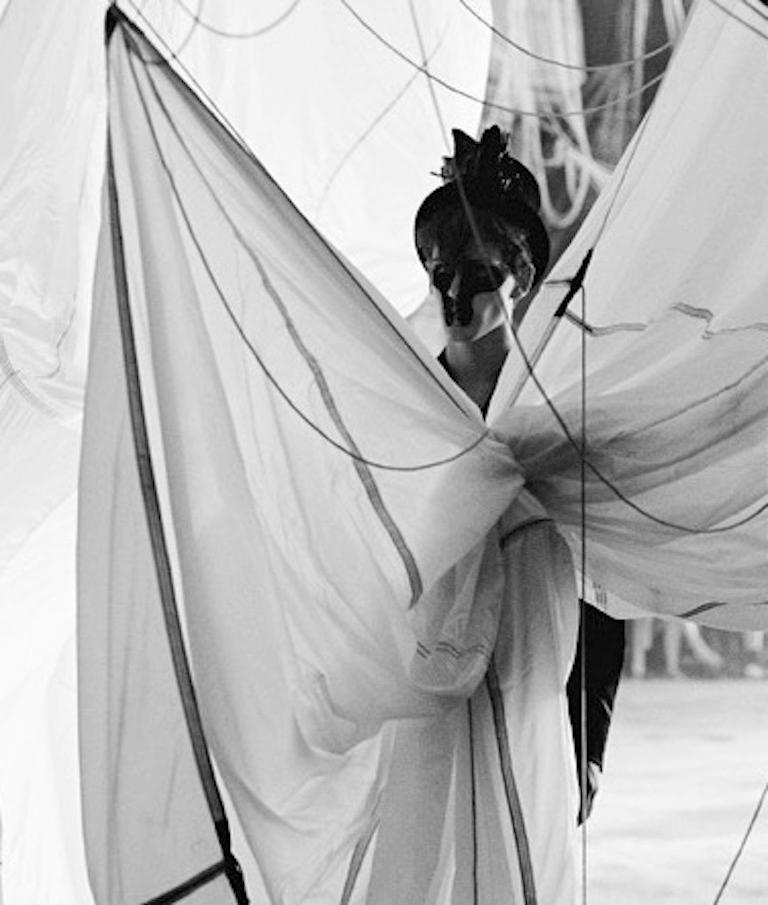 Ohne Titel 71, Alexander McQueen.  Schwarz-Weiß-Fotografie der Mode (Grau), Black and White Photograph, von Arslan Sükan