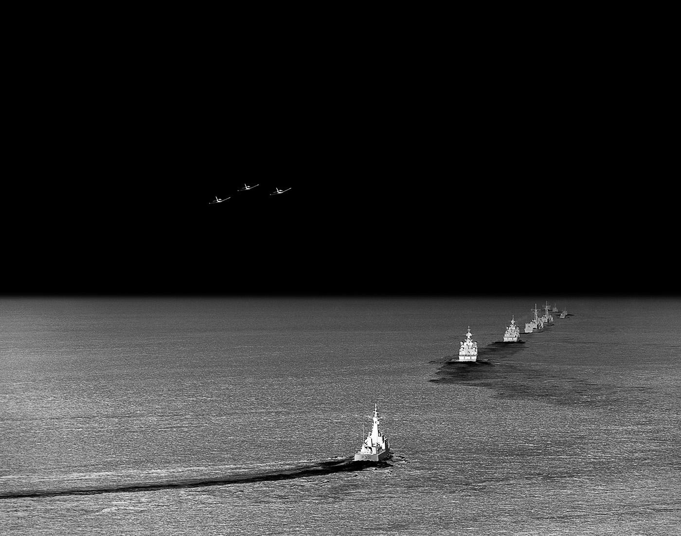 Visible, Desaparición y Destino, Tríptico - Black and White Photograph Negro de Arslan Sükan