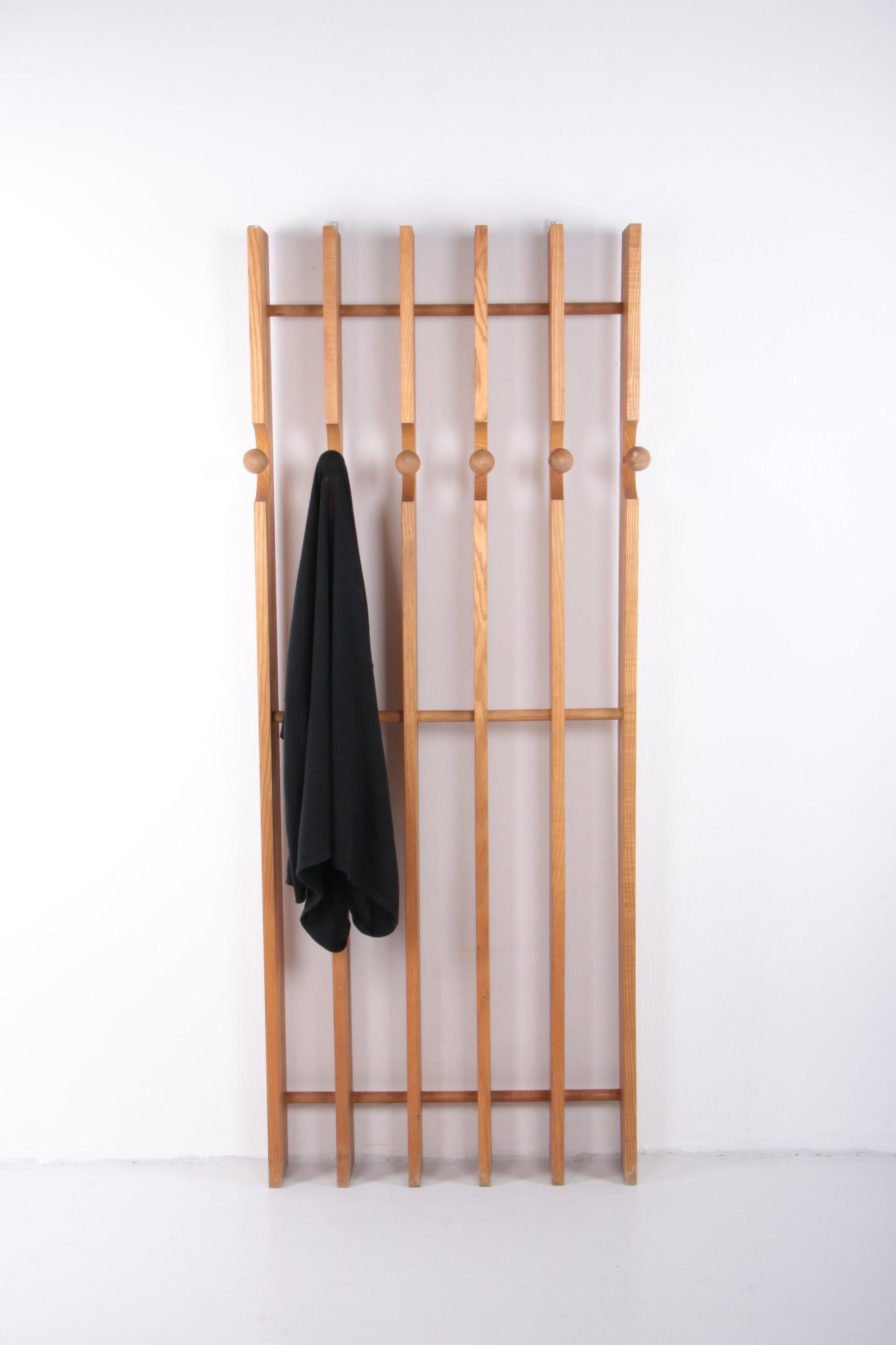 Arspect-Spectrum Coat rack Rare edition 1974, Essenhout Netherlands. We bought this rare coat rack from a sales representative's estate, which no longer works.

The coat rack is made at Arspect-Spectrum van Essen wood.

We have not been able to