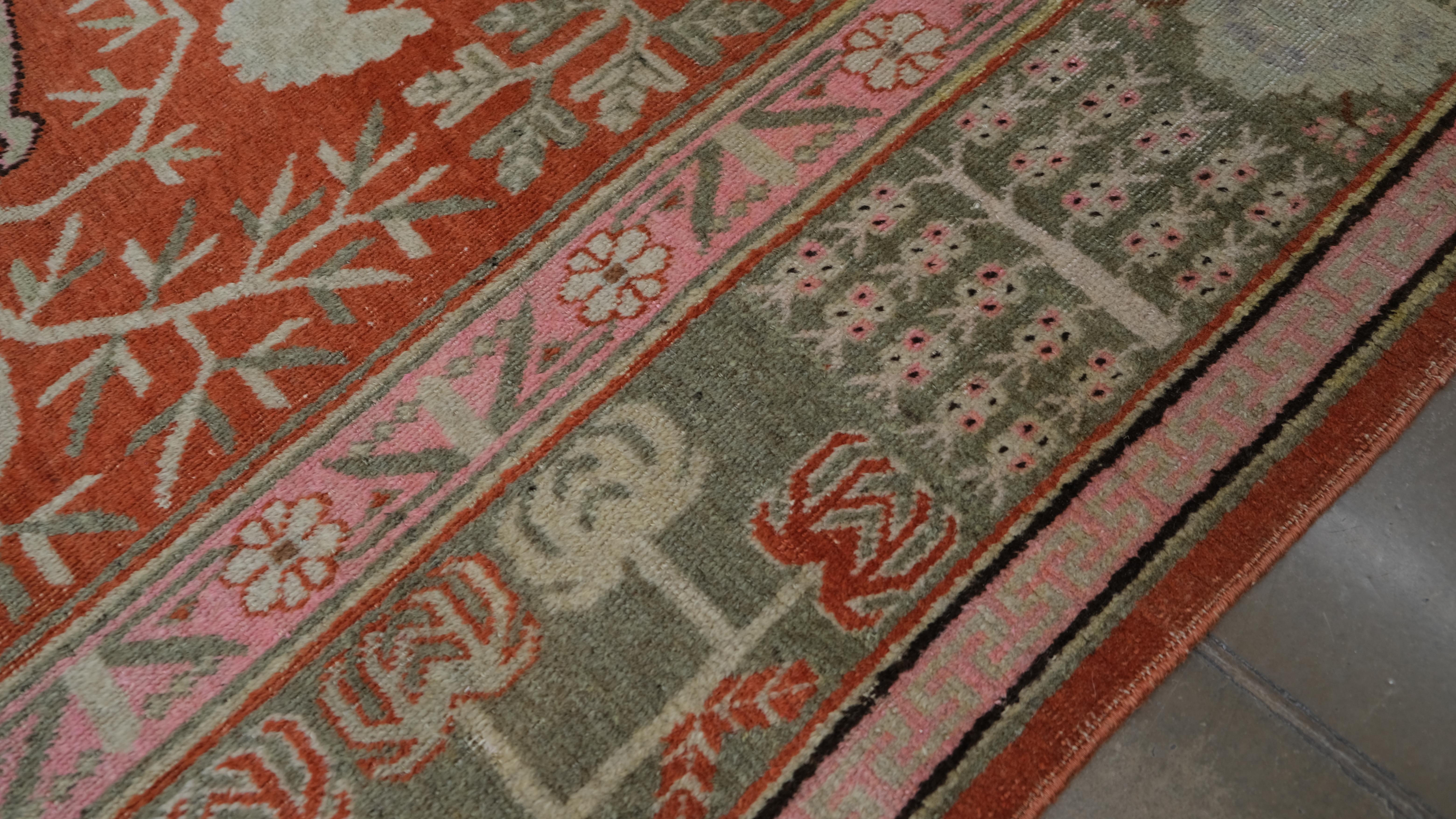 Cinese Arte e artigianato  Tappeto in lana Khoton con vaso botanico 5'6''x8'8'' Circa 1960 in vendita
