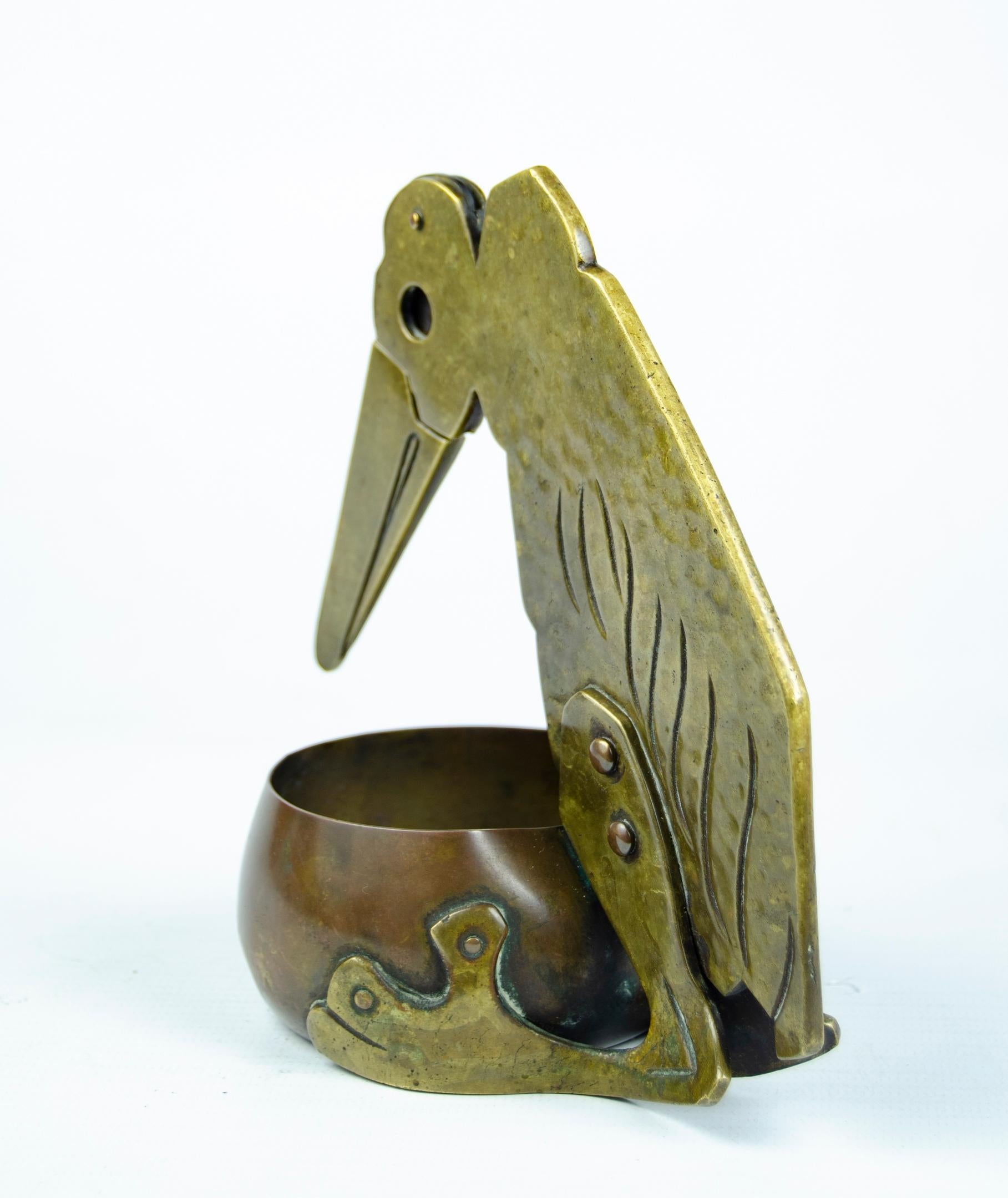 Kunst und Handwerk schneidet Bronze- und Kupferzigarren
Pelikan-Motiv
kurze seltene Zigarre Circa 1920
Sehr guter Zustand
natürliche Abnutzung.