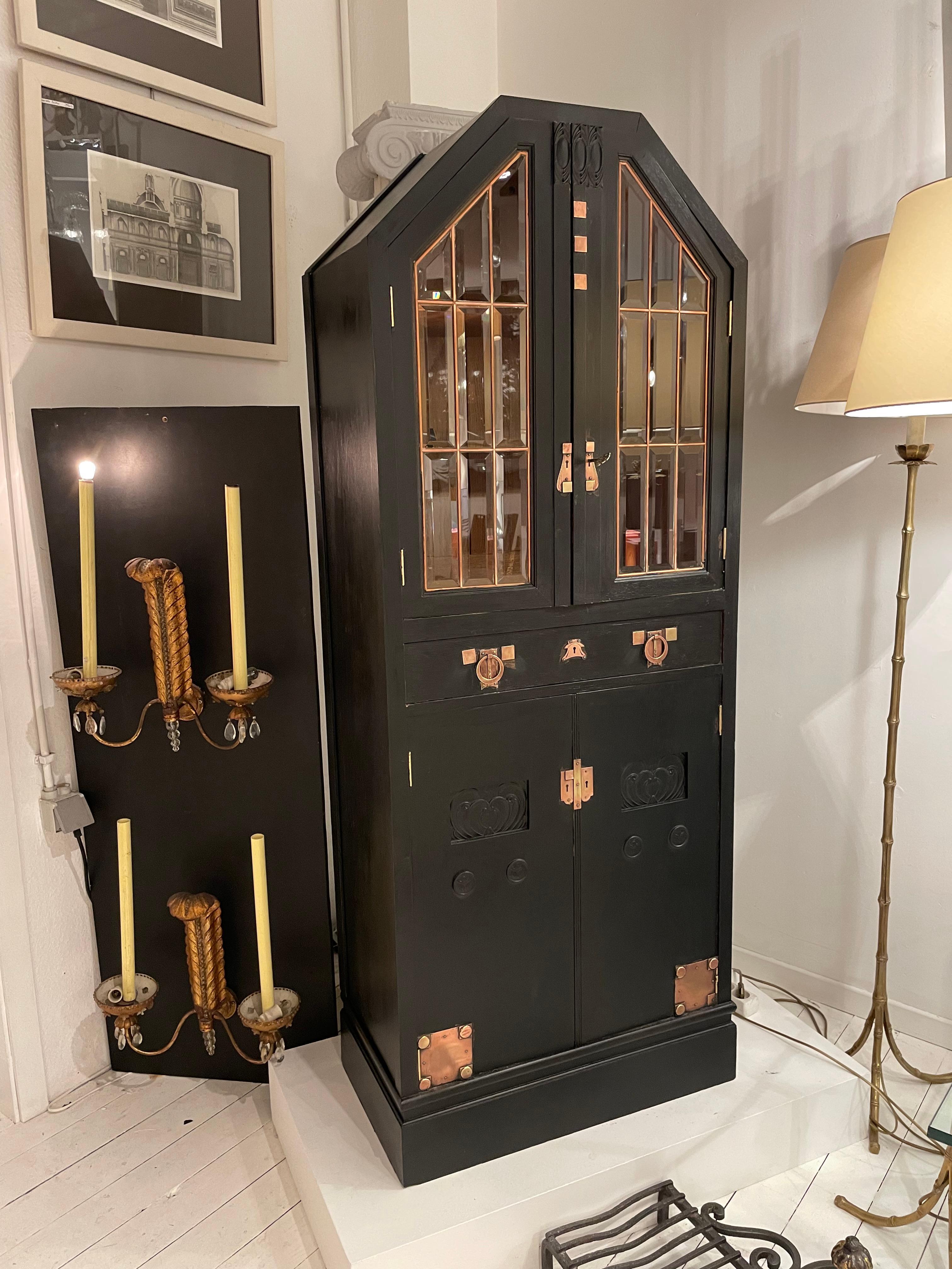 Armadietto in Oak con dettagli in ottone in vendita 1