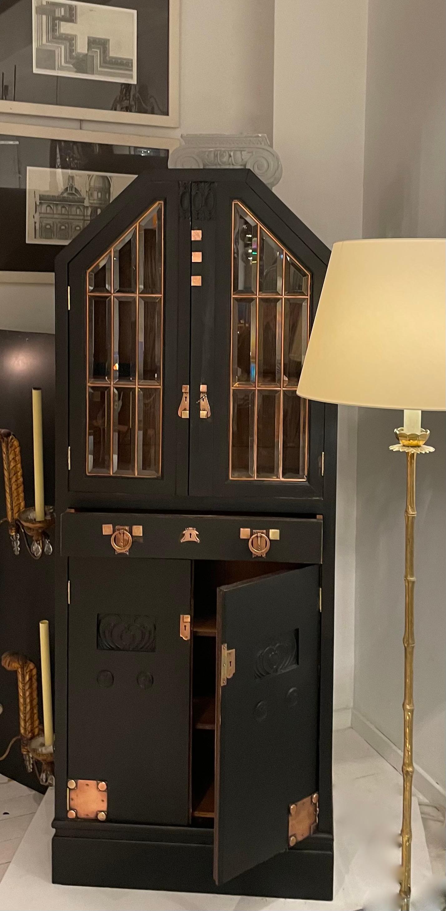 Armadietto in Oak con dettagli in ottone in vendita 2