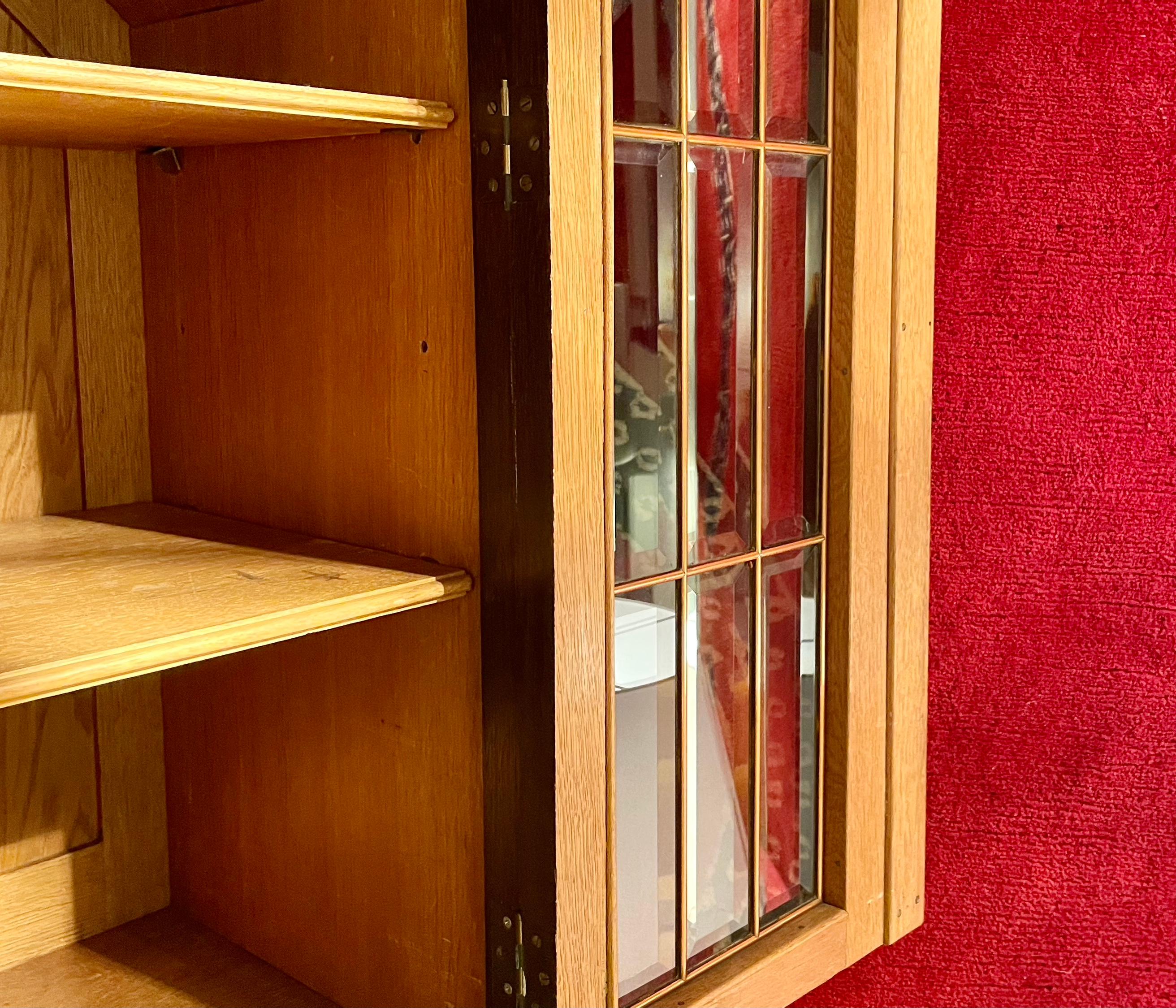 Art Nouveau Armadietto in Oak con dettagli in ottone in vendita