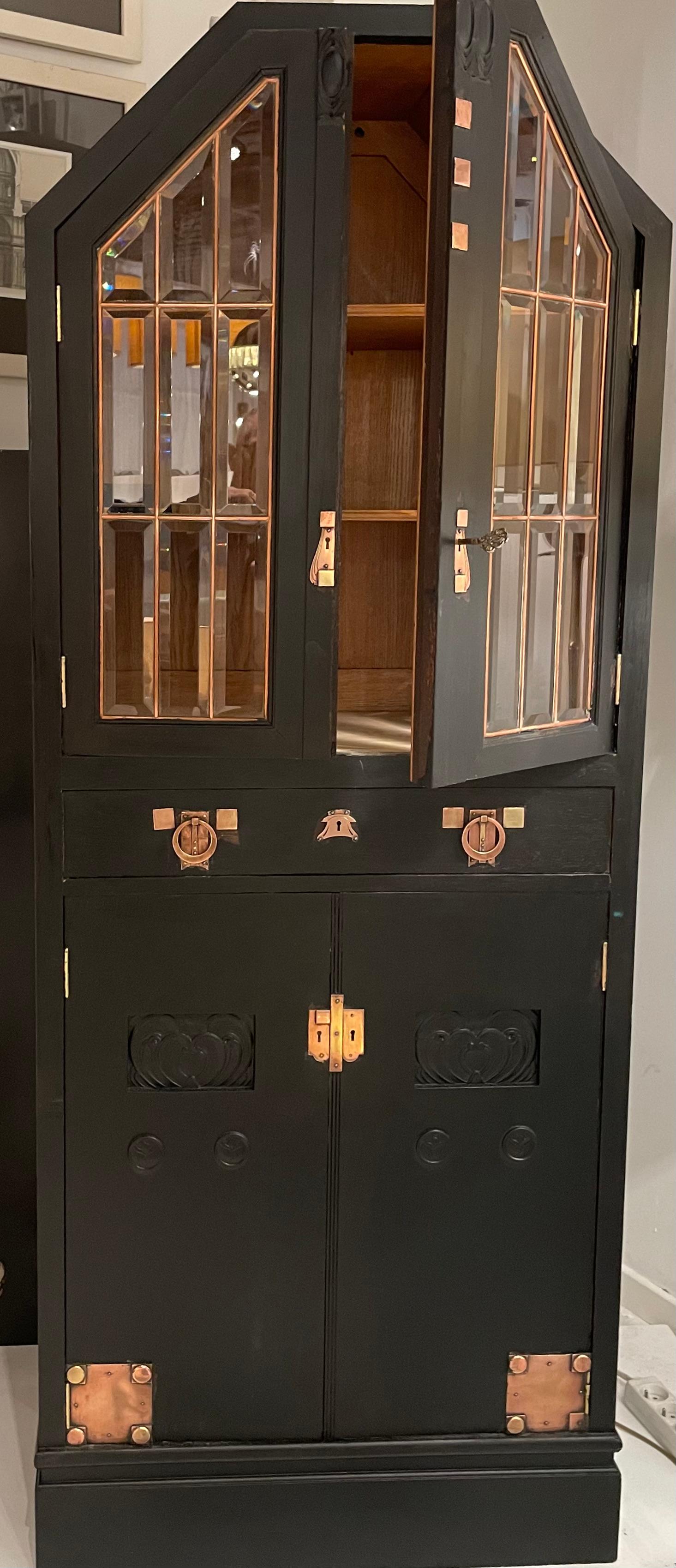 XX secolo Armadietto in Oak con dettagli in ottone in vendita