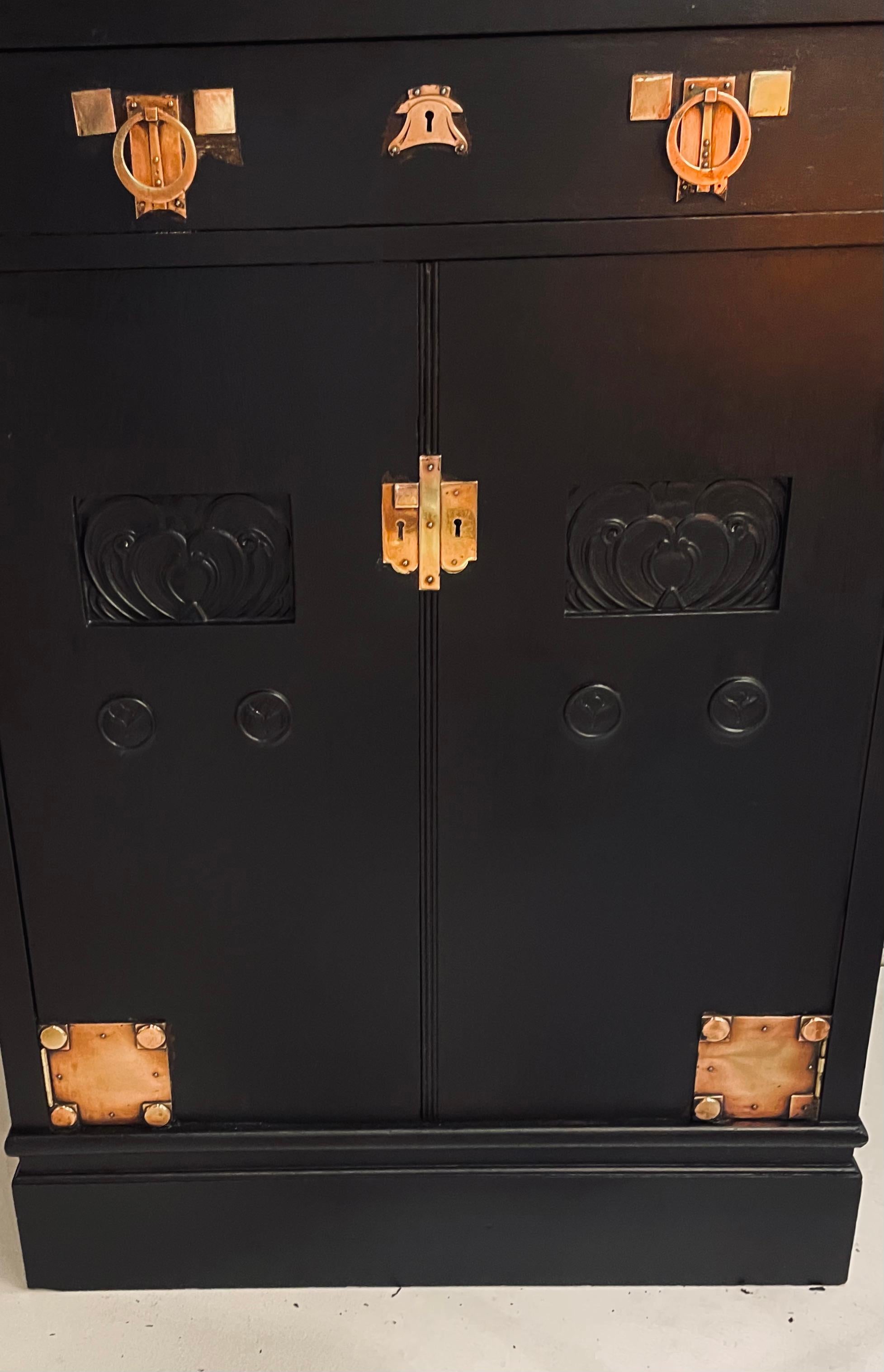 Belga Armadietto in Oak con dettagli in ottone in vendita
