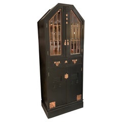 Art and Craft Eichenschrank mit feinen Messingdetails