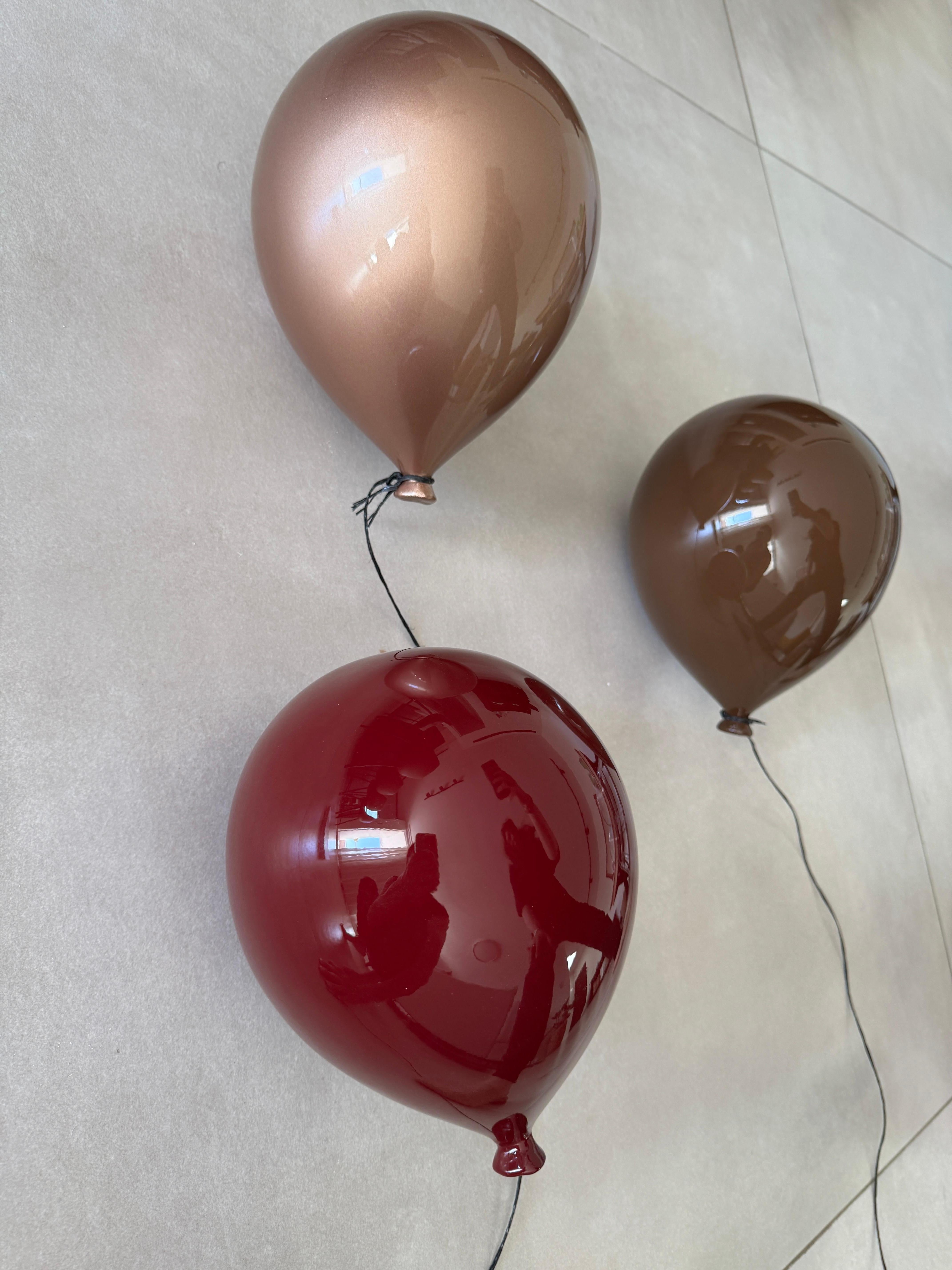 Escultura globo de arcilla marrón chocolate hecha a mano para pared, techo, Mediana - Figurative Sculpture Gris de Art Arsouf