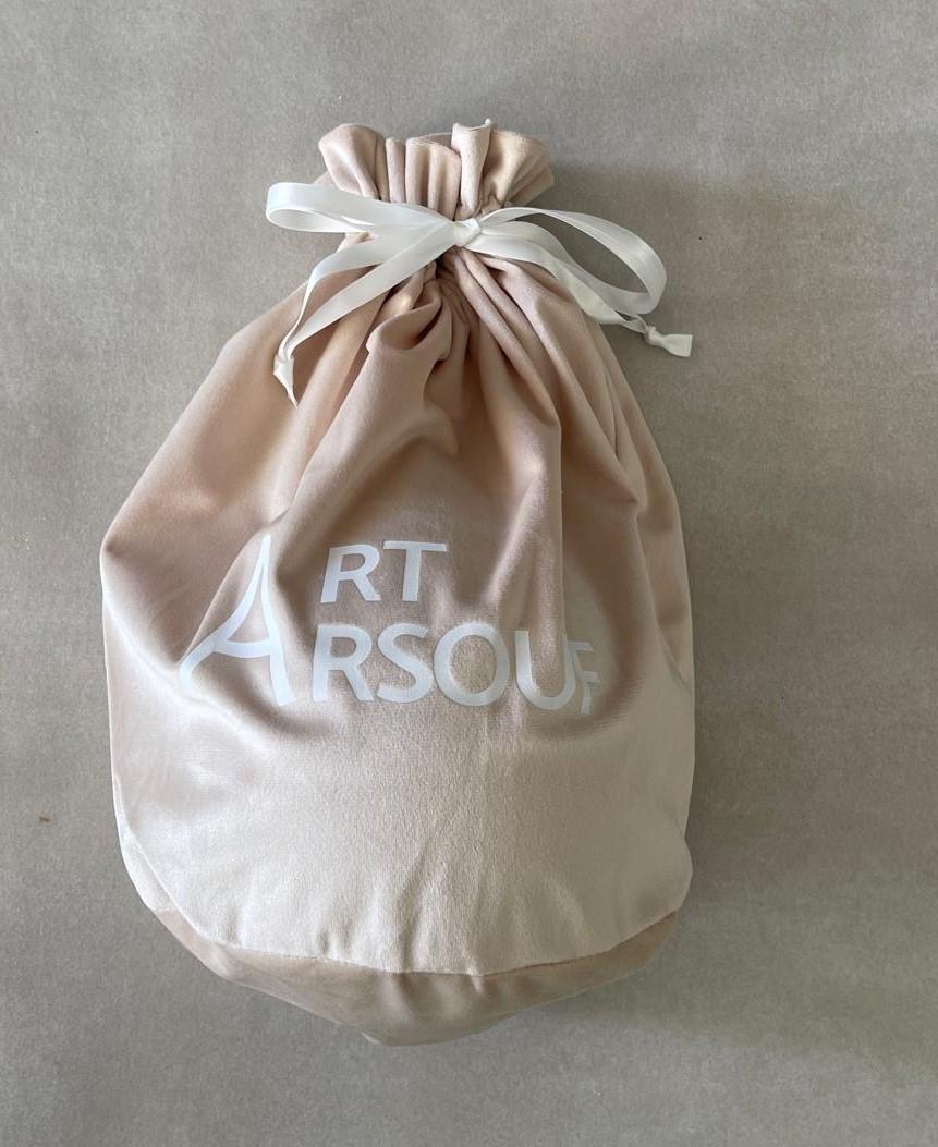 El nuevo color Marrón Chocolate para las próximas fiestas añadirá lujo, calidez y hospitalidad a todos los espacios. Esta escultura de globo de cerámica de alto brillo hecha a mano es un globo para toda la vida y una pieza de coleccionista de arte.