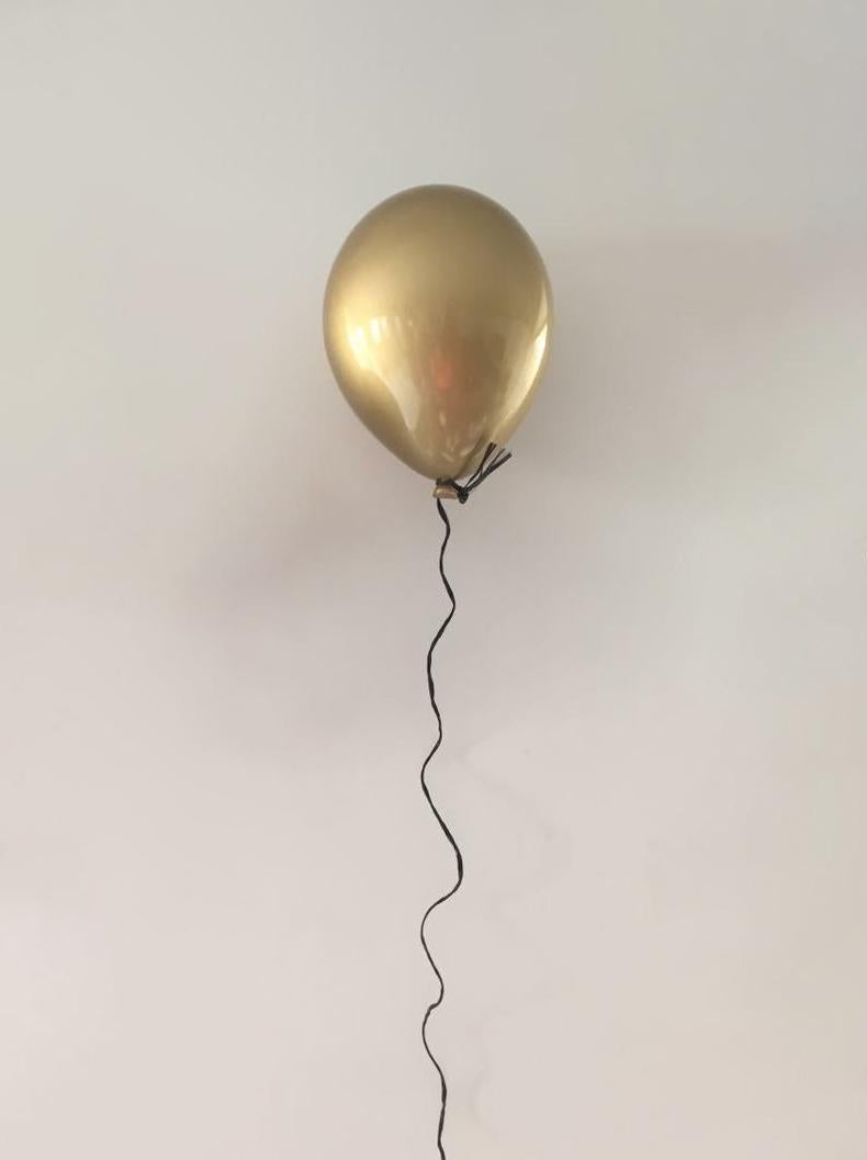 Scultura di palloncini in ceramica lucida dorata realizzata a mano per l'installazione a parete e a soffitto - Sculpture di Art Arsouf