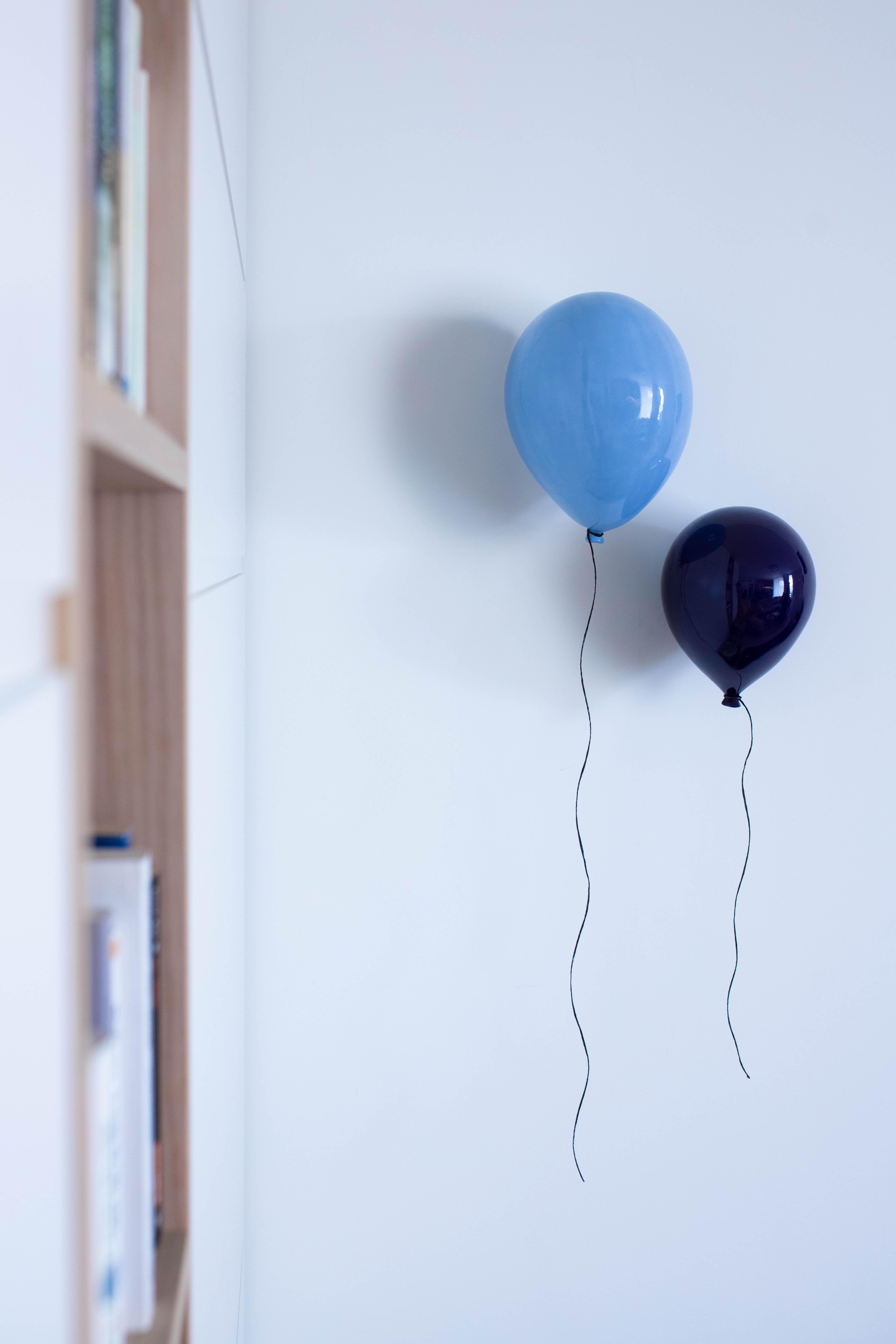 Esta escultura globo de cerámica brillante Brisa marina gris es un globo para toda la vida y una pieza de coleccionista de arte. Su vivo color brillante realza el ambiente sofisticado y alegre del Space.
Este escultor de globos de arcilla hecho a