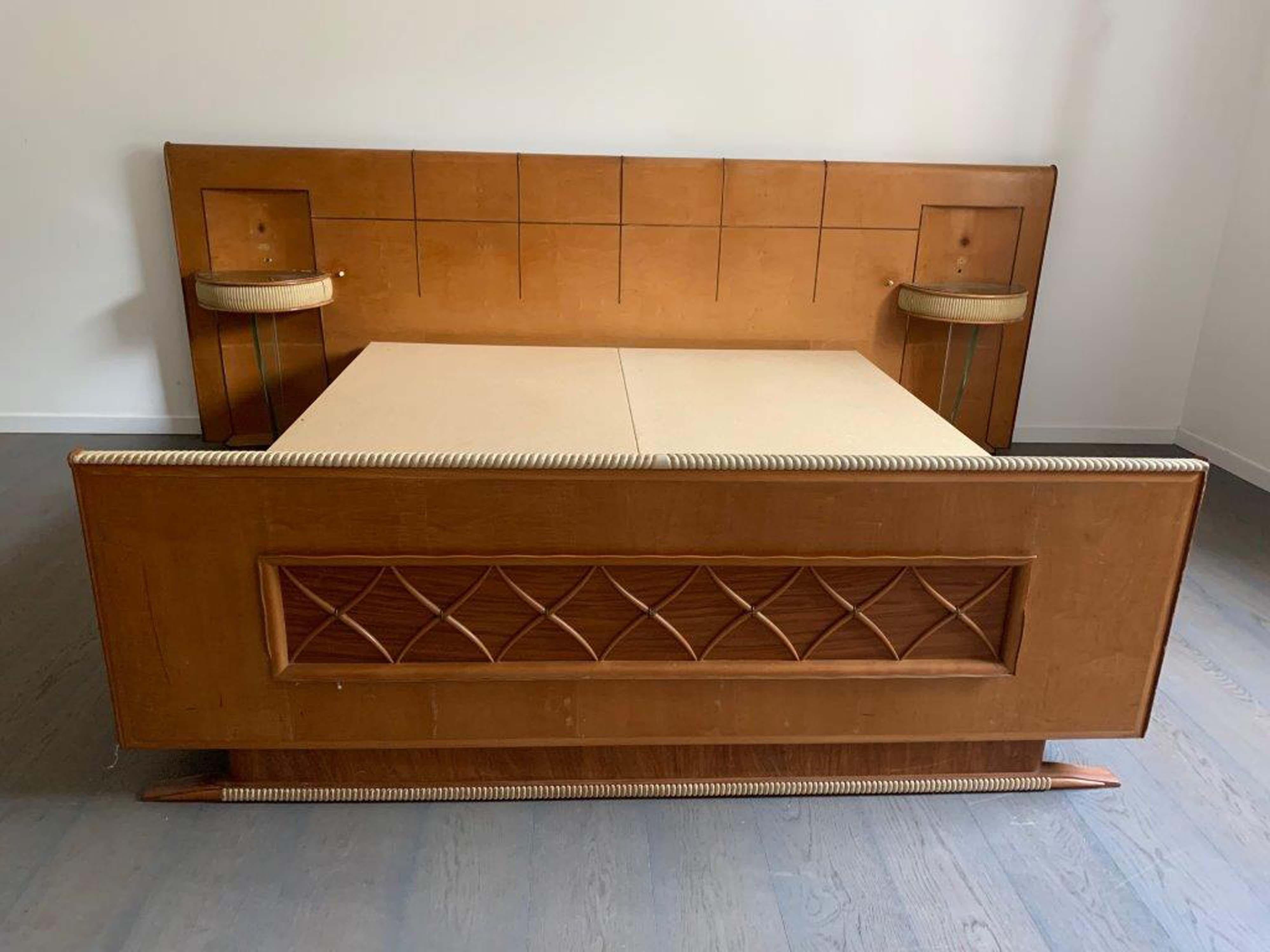 Art Deco maple bed with floating bedside tables, 1930s.
Art Deco bed with floating bedside tables, 1930s. Maple structure with rosewood parts. Headboard decorated with brass lines arranged in a grid pattern. The bedside tables, set within niches,