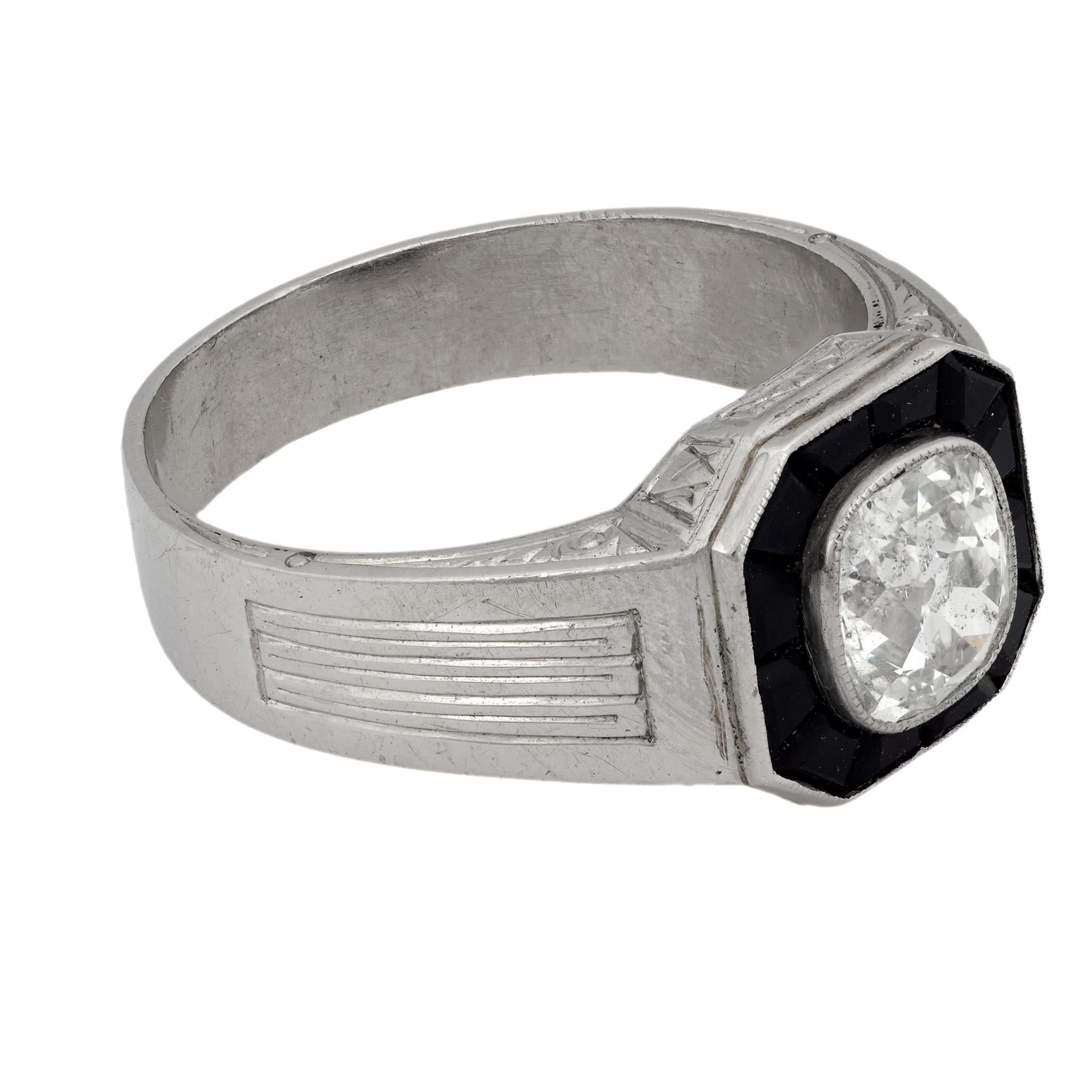 Cette bague d'inspiration Art of Vintage met en valeur un diamant taille ancienne de 1,25 carat en son centre, rayonnant d'un charme et d'un caractère vintage. Encadré par douze pierres d'onyx noir taillées en calibre épuré, le diamant rayonne d'un