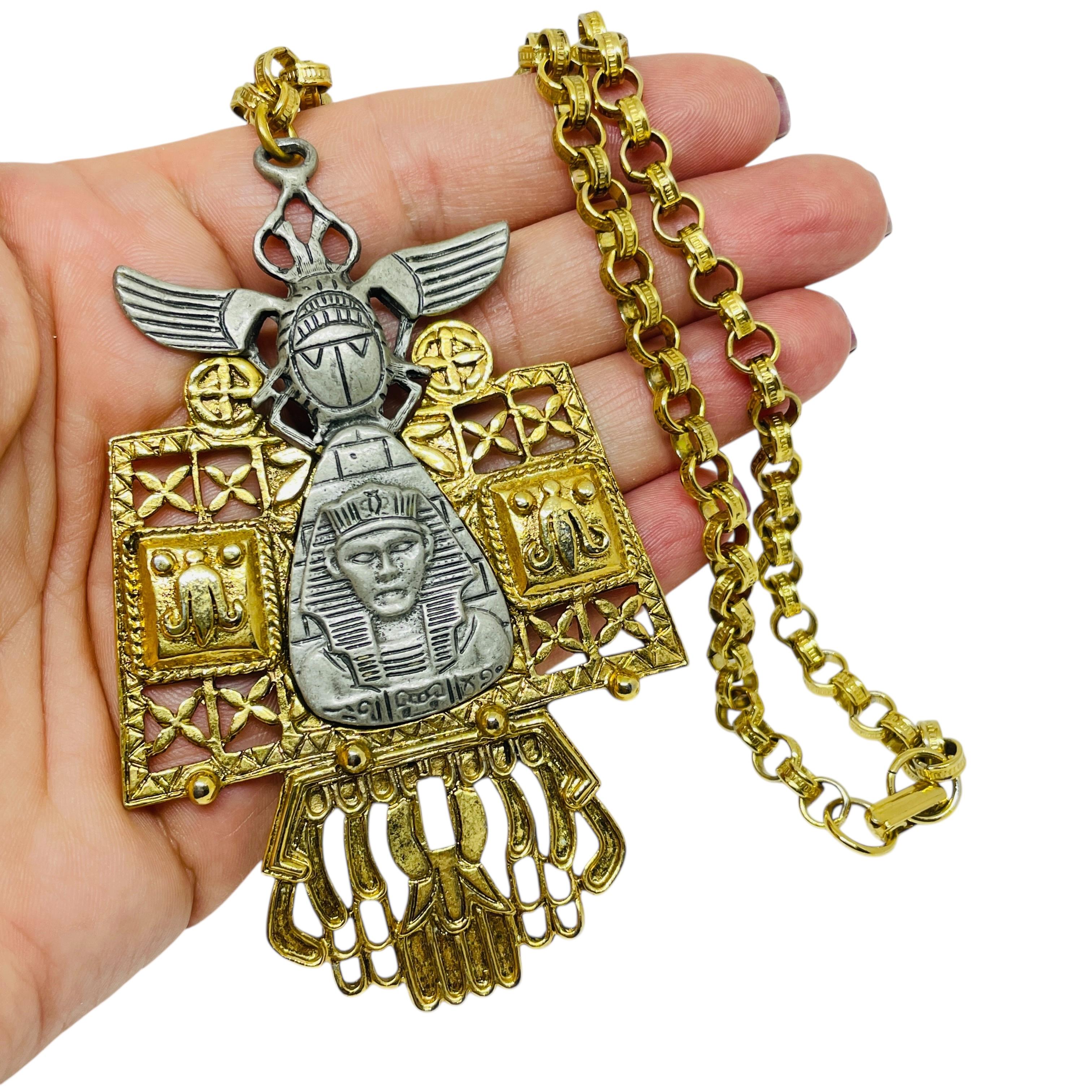 DETTAGLI

- arte firmata per Arthur Pepper

- tonalità oro e argento 

- collana di design vintage
 
MISURE  

- CONDIZIONE

-  ottime condizioni vintage con minimi segni di usura 

 Sku 55

❤️❤️   GIOIELLI DI DESIGN VINTAGE   ❤️❤️

❤️❤️ 