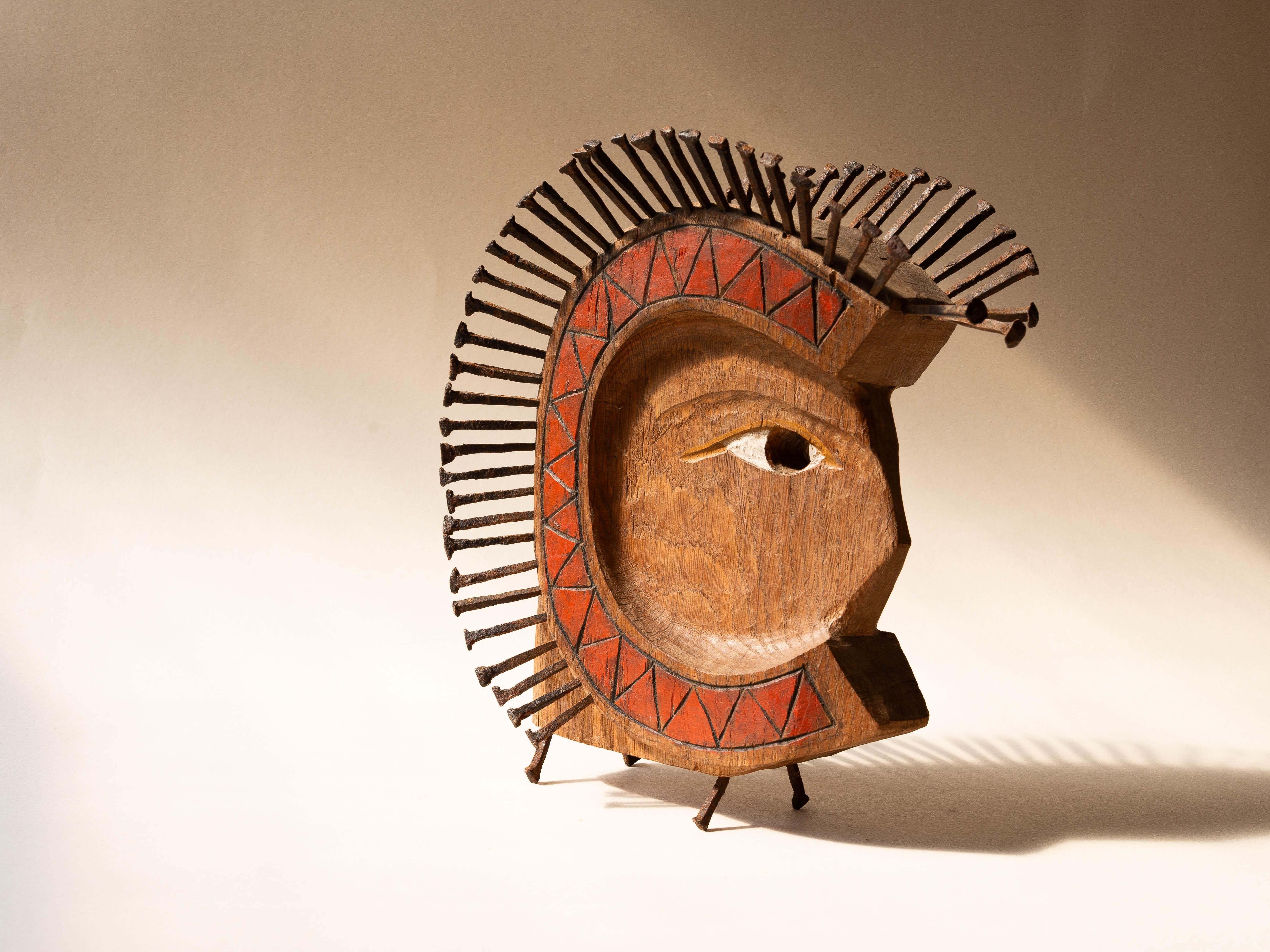 Scultura di testa Art Brut, profilo maschile Folk Art in legno intagliato e Steele anni '80

Impressionante scultura di testa / profilo maschile scolpita in legno di quercia.

Scolpito a mano con una sgorbia, il pezzo presenta una superficie grezza