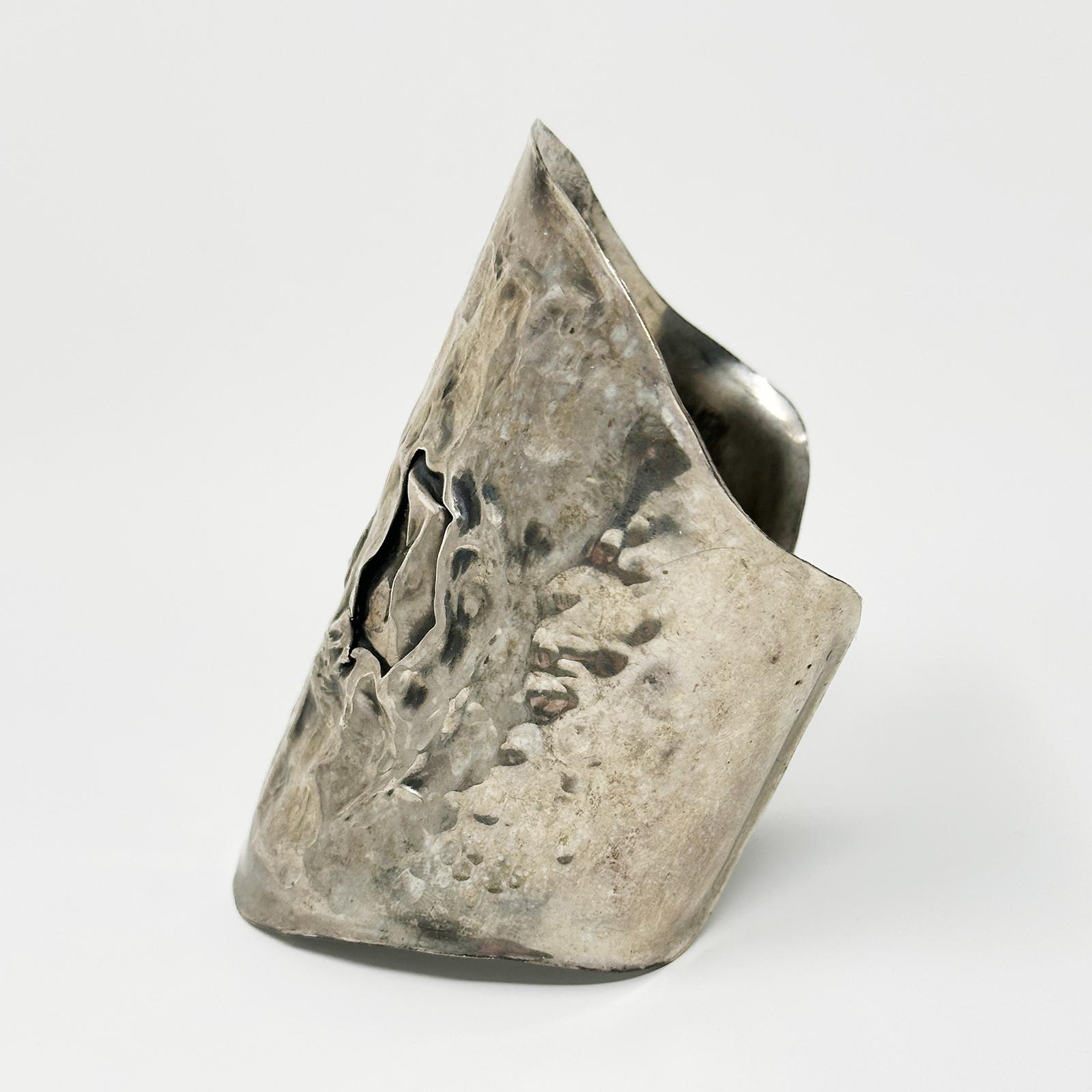 Artigiano Polsino Art Brut Moderno in argento fatto a mano in vendita